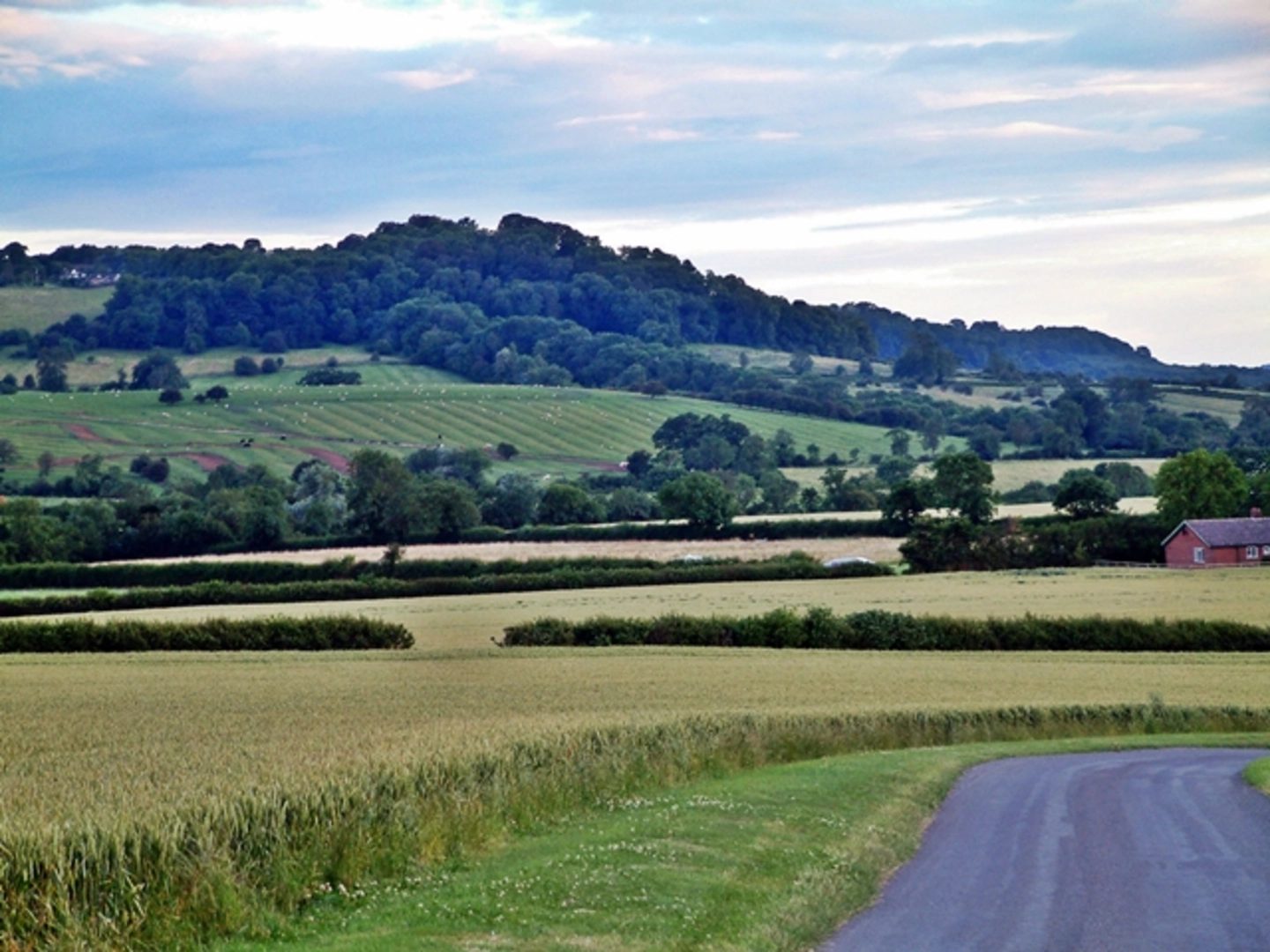 An image depicting the trail Edge Hill and Ratley Loop and its surrounding area.
