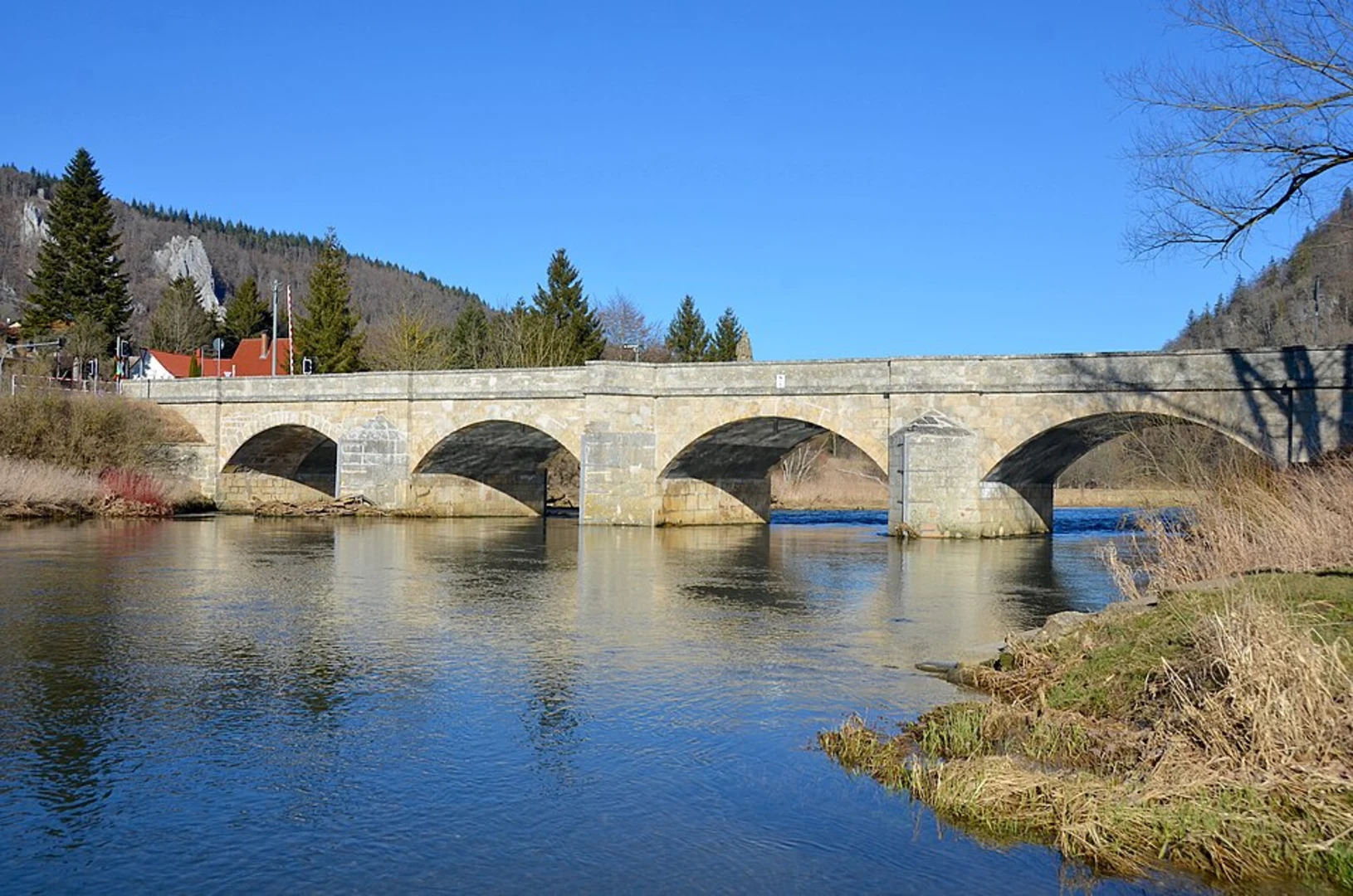 An image depicting the trail Hausen im Tal to Gutenstein Walk via Schaufelsen and its surrounding area.
