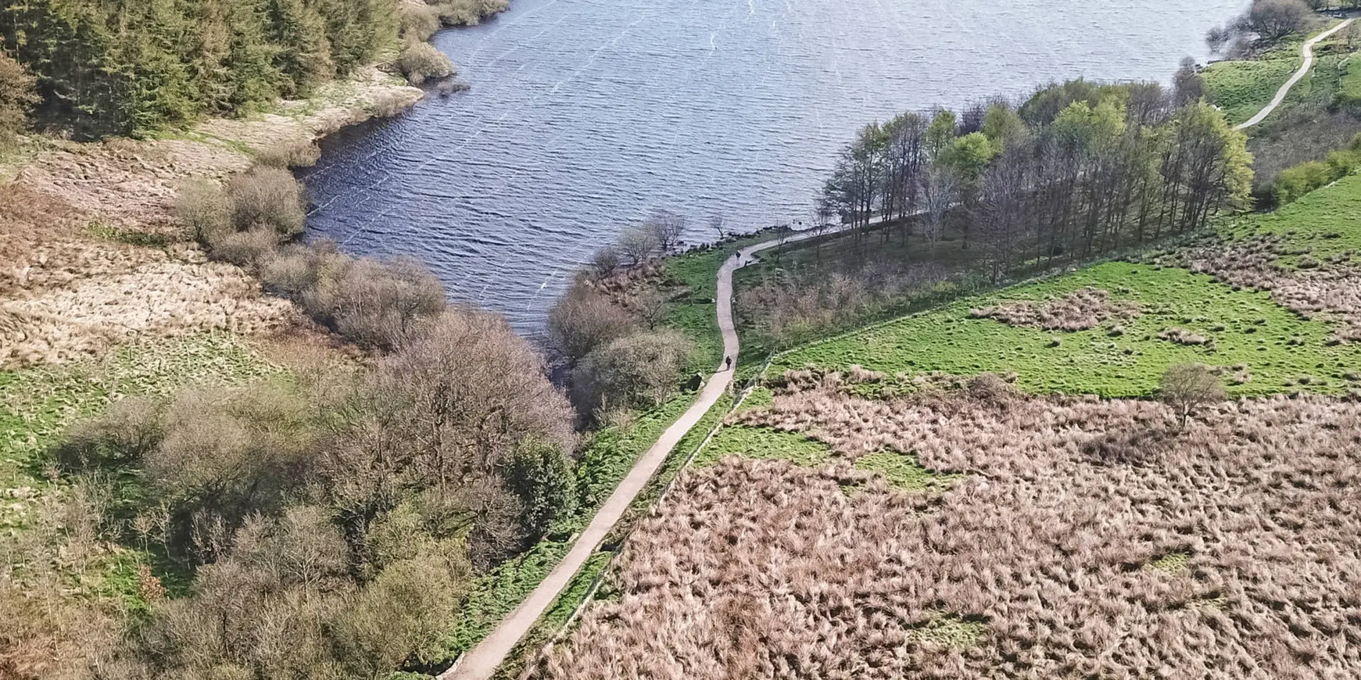 An image depicting the trail Scammonden Reservoir Walk and its surrounding area.