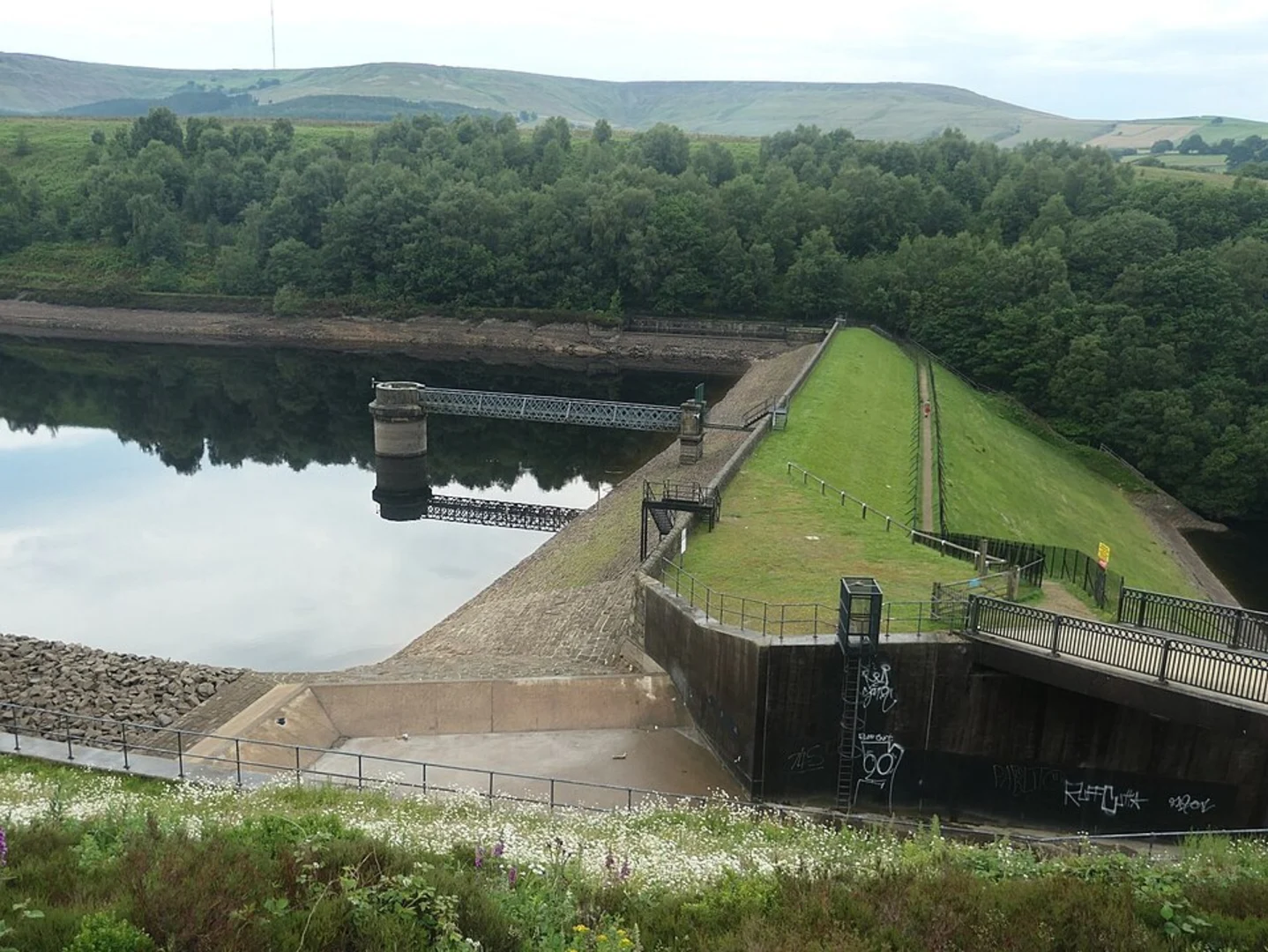 An image depicting the trail Ramsden Reservoir Loop and its surrounding area.