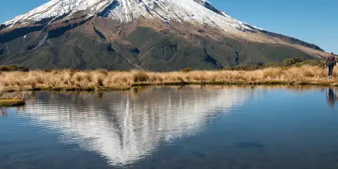An image depicting the trail Pouakai Tarns via Mangorei Track and Pouakai Hut and its surrounding area.