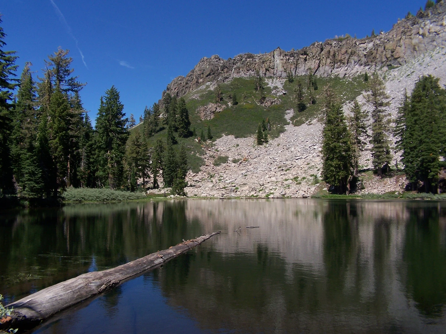 An image depicting the trail Ellis lake - Ellis Peak Trail and its surrounding area.