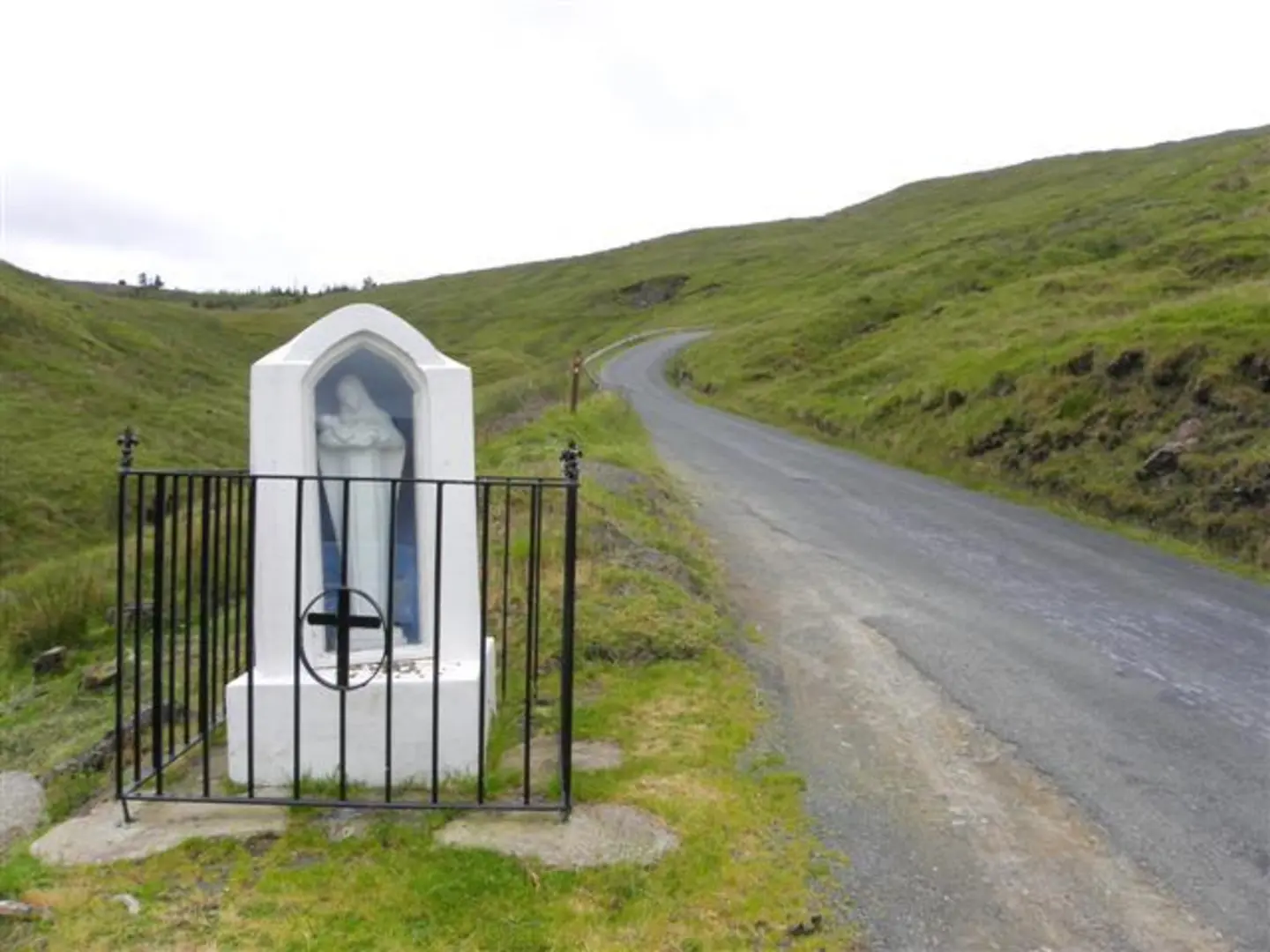An image depicting the trail Glengesh Hill Walk and its surrounding area.