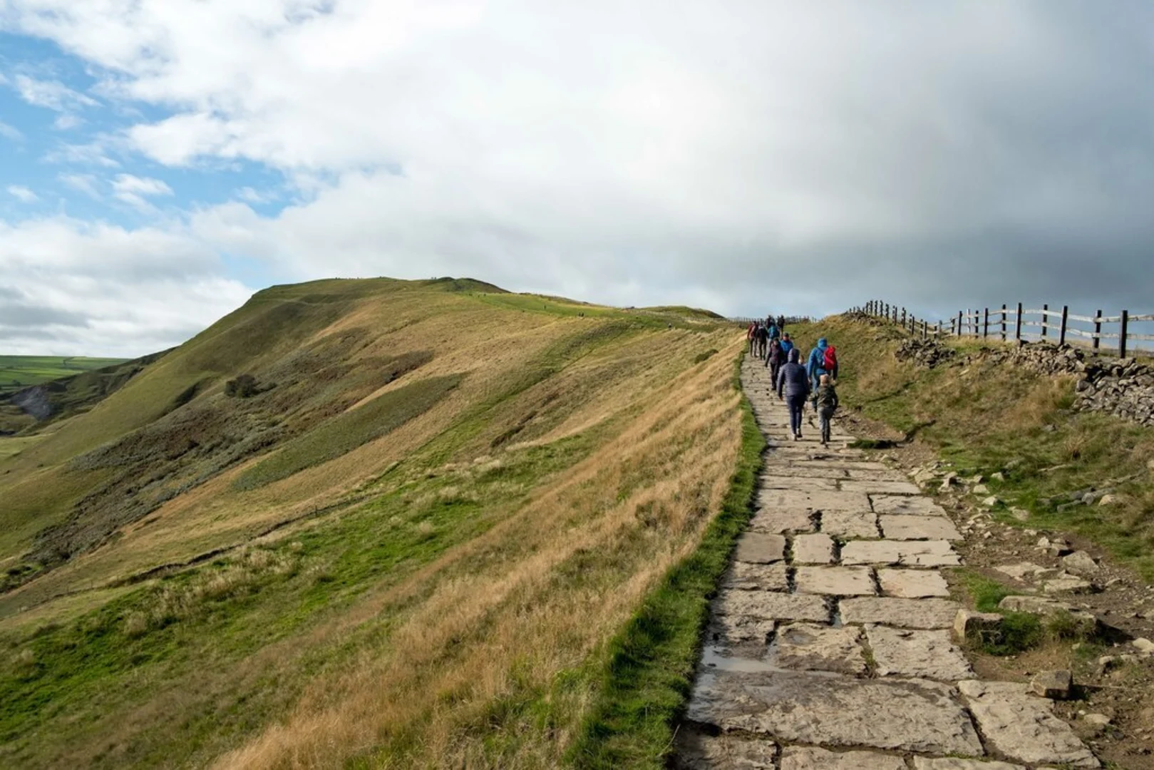 An image depicting the trail Mam Tor, Rushup Edge and Lord's Seat Loop from Edale and its surrounding area.
