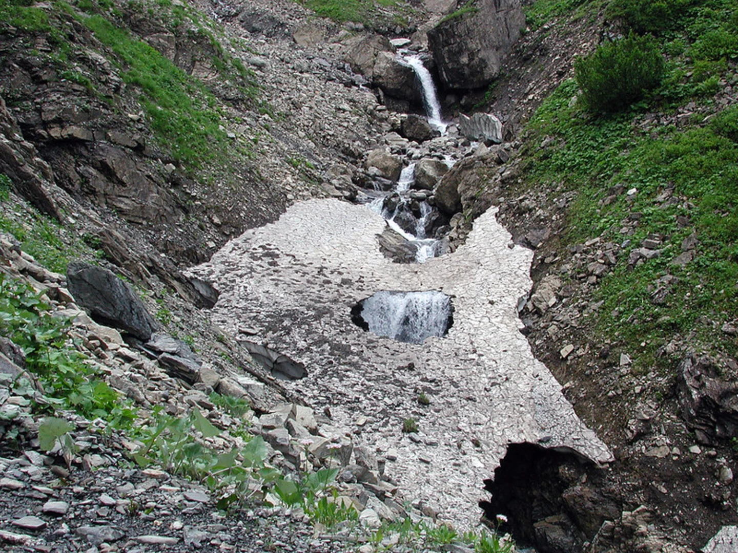 An image depicting the trail Kemptner Hütte to Alpe Eschbach Walk via Bockkarkopf Peak and Wanderweg 432 and its surrounding area.