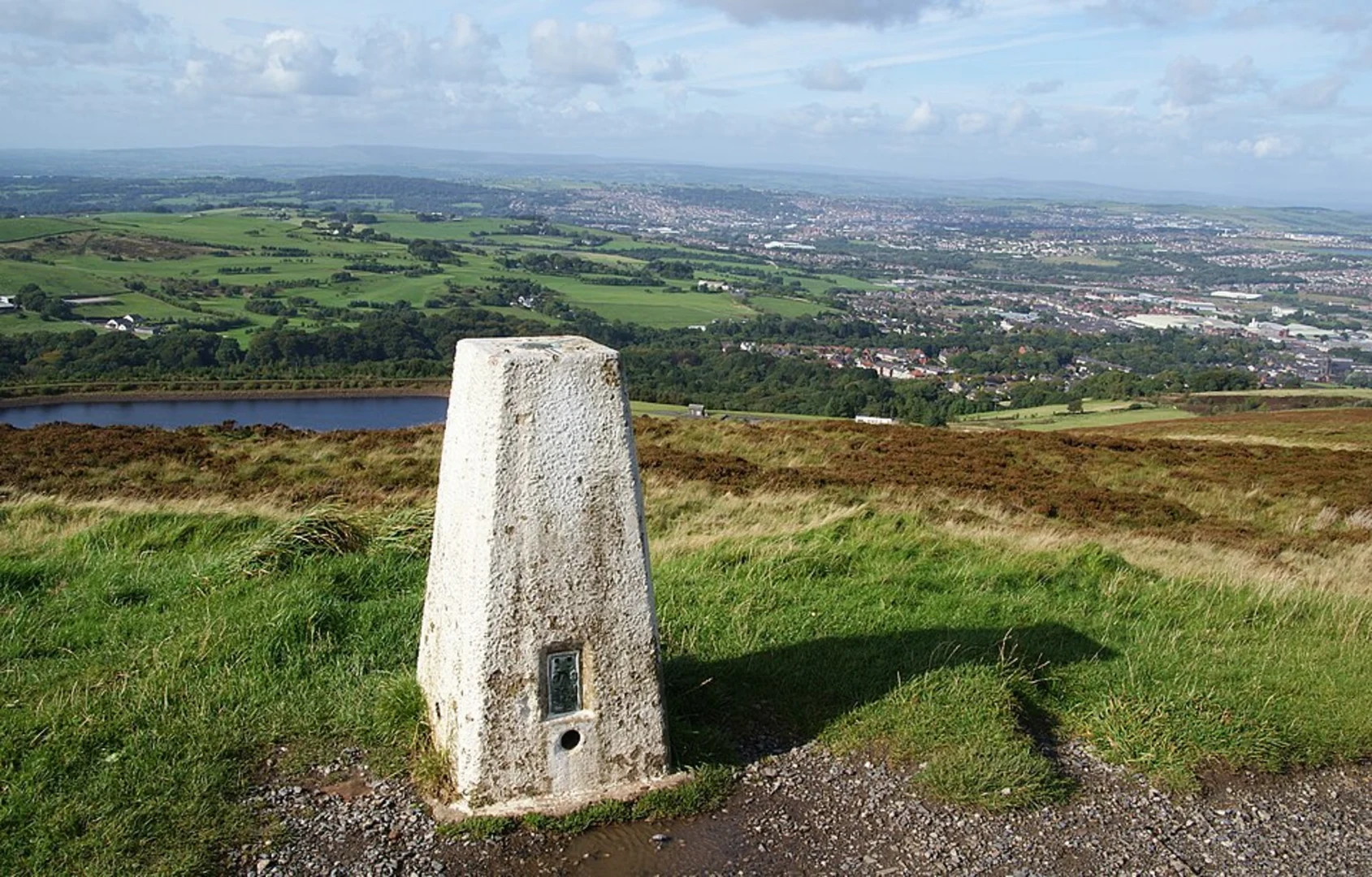 An image depicting the trail Earnsdale reservoir and Sunnyhurst Wood Loop and its surrounding area.