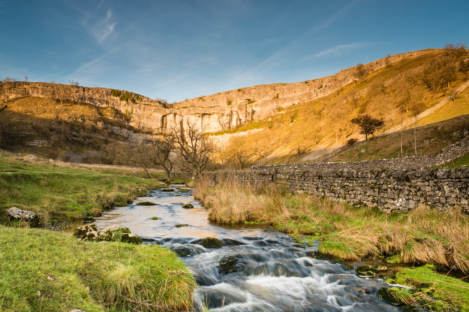 An image depicting the trail Gordale Scar and Malham Cove - Route A and its surrounding area.