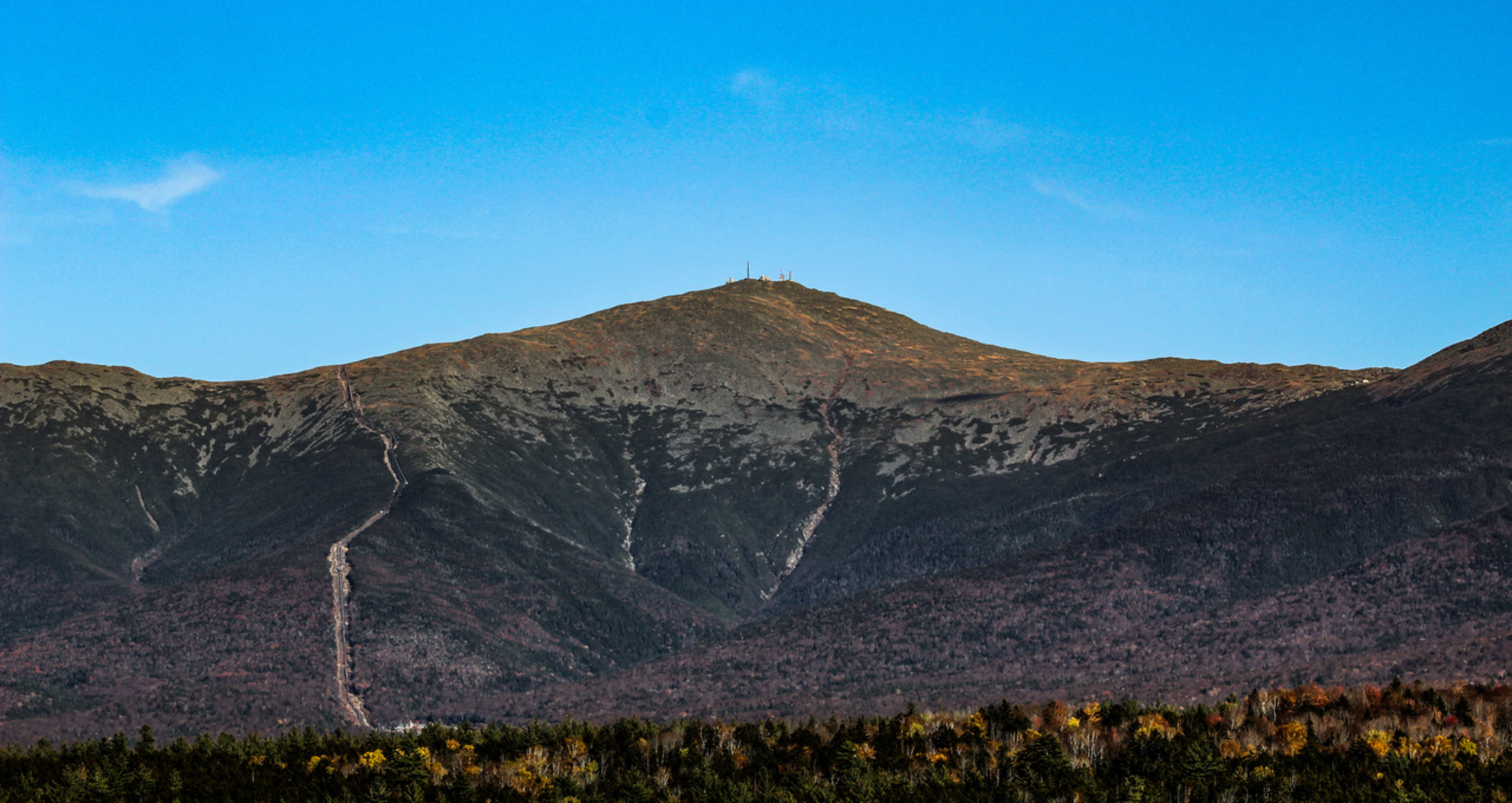 An image depicting the trail Huntington Ravine Trail and its surrounding area.