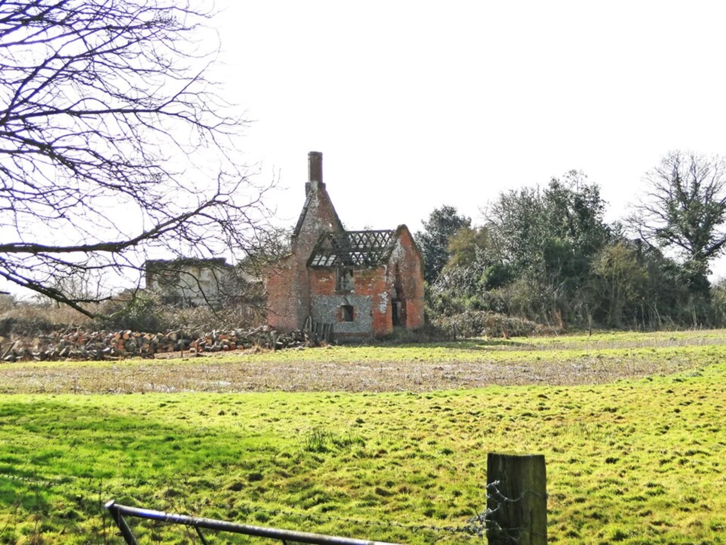 An image depicting the trail Aylsham to Reepham Walk and its surrounding area.