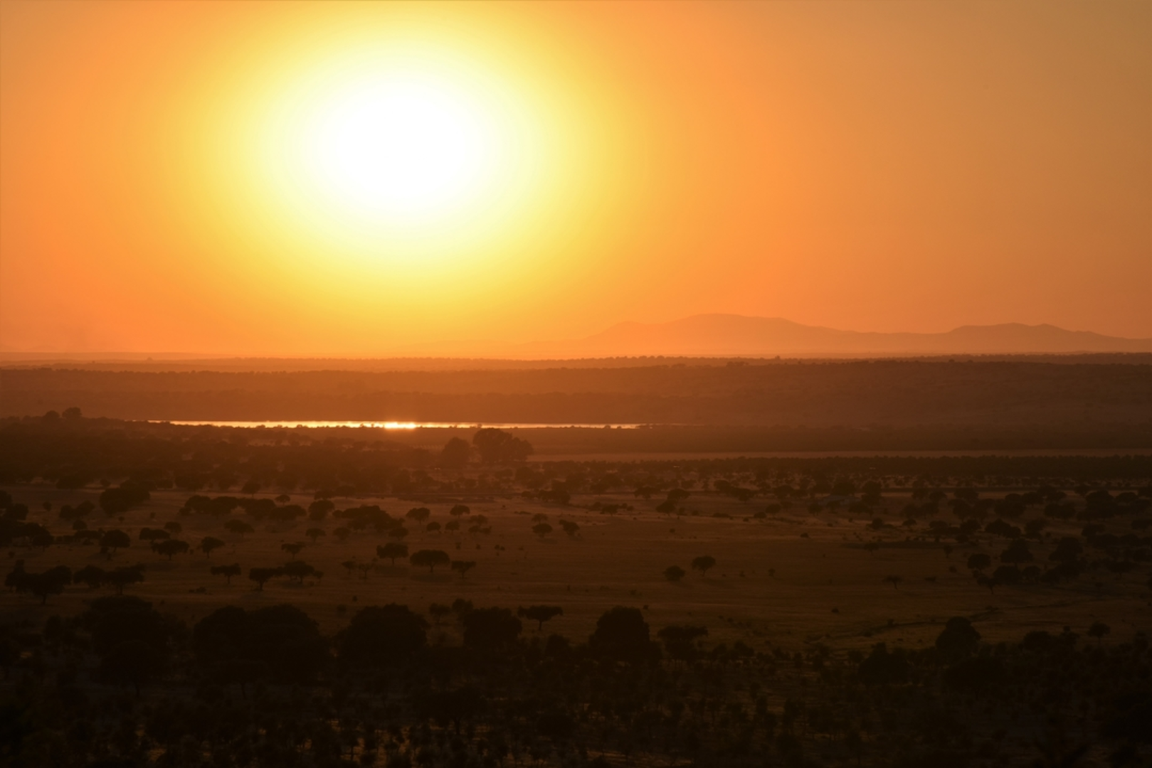 An image depicting the trail Elizabeth the Catholic Route PR CC 242 and its surrounding area.