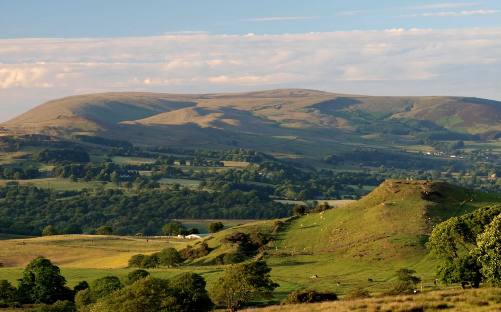 An image depicting the trail Pendle Hill Loop - Barley and its surrounding area.