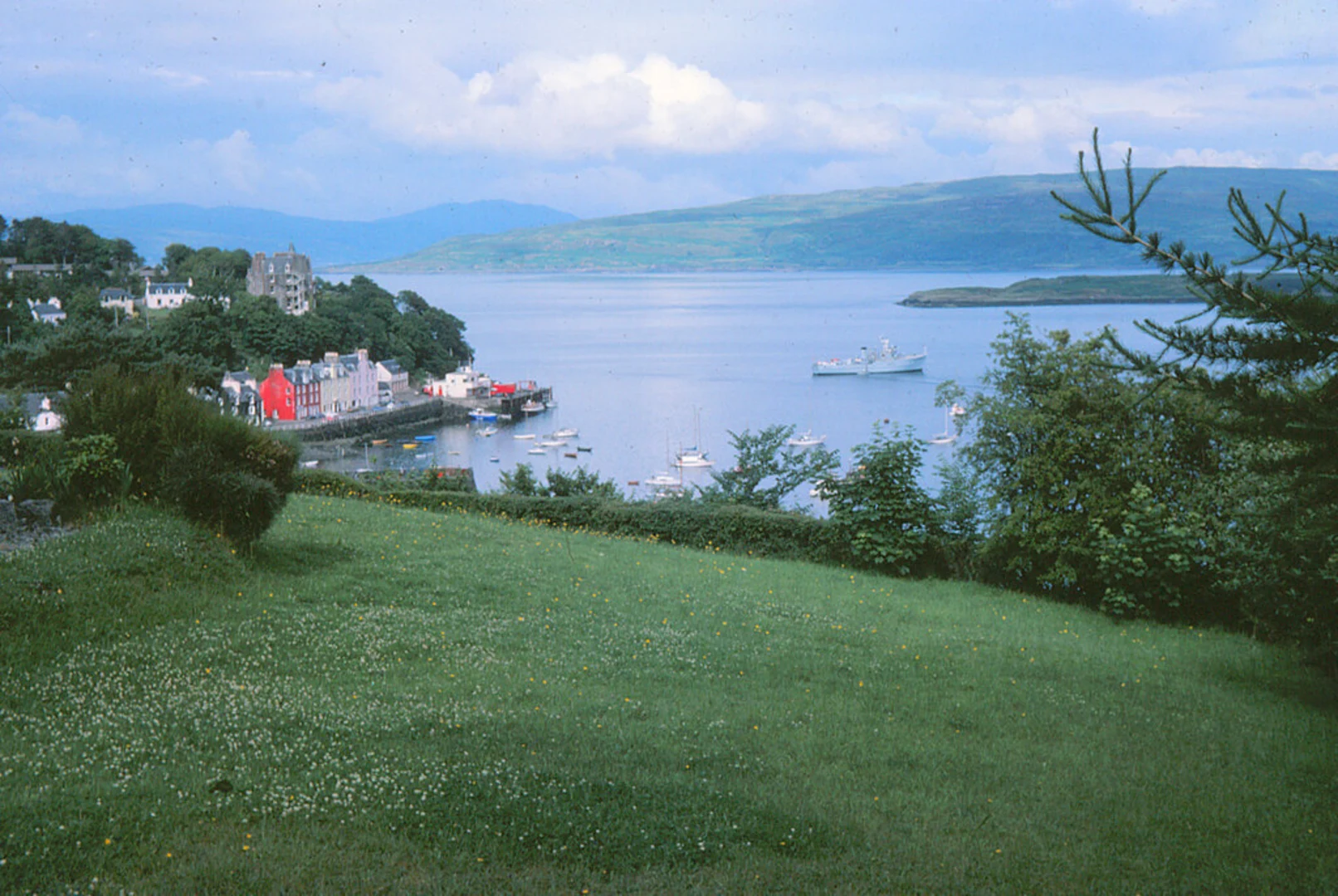 An image depicting the trail Tobermory Coastal Trail and its surrounding area.