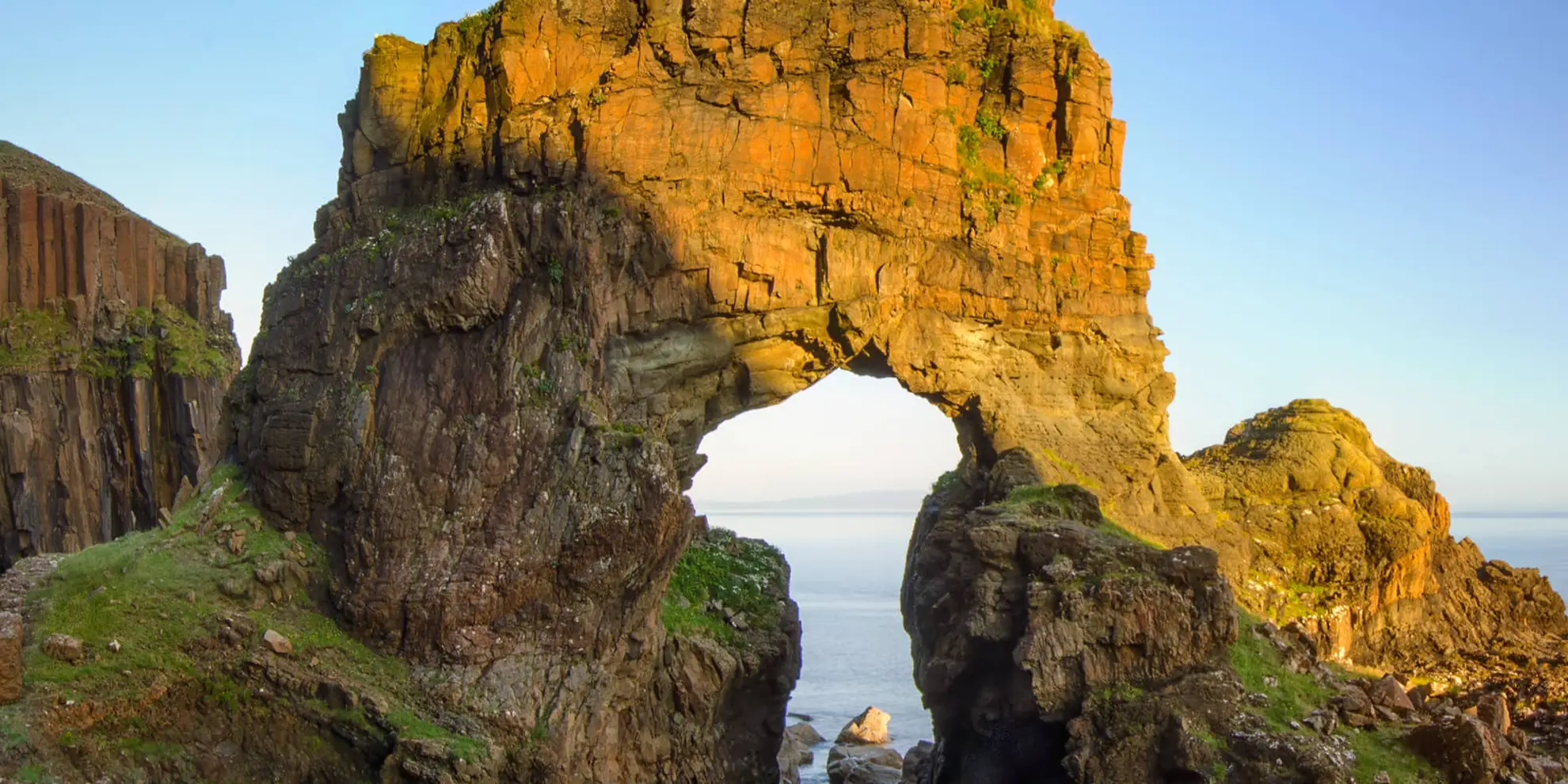 An image depicting the trail Carsaig Arches Loop via Loch nan Gaidheal and its surrounding area.