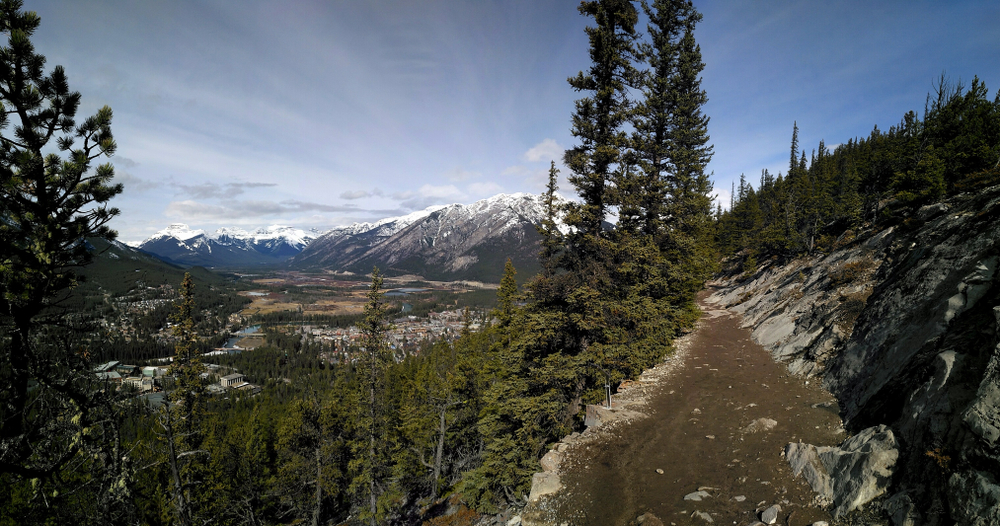 An image depicting the trail Banff National Park Of Canada and its surrounding area.