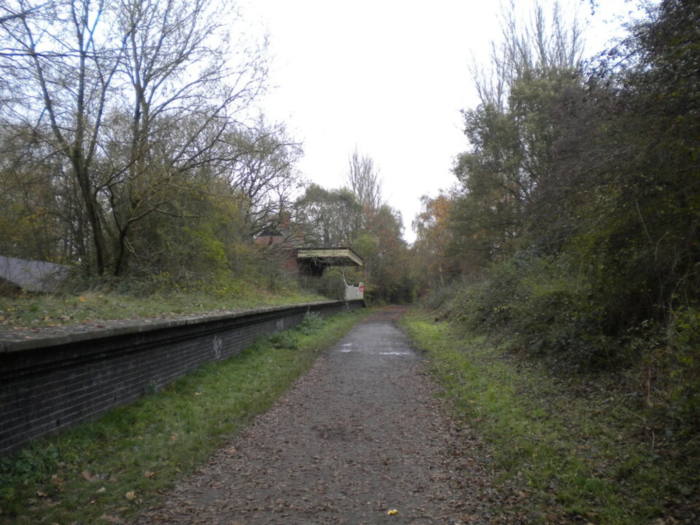 An image depicting the trail Wombourne Railway Walk and its surrounding area.