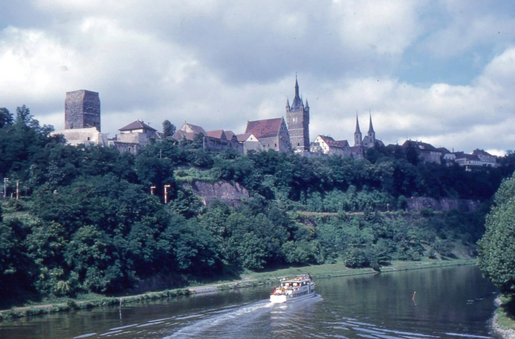 An image depicting the trail Holzweg and Hoehenhoefe and its surrounding area.