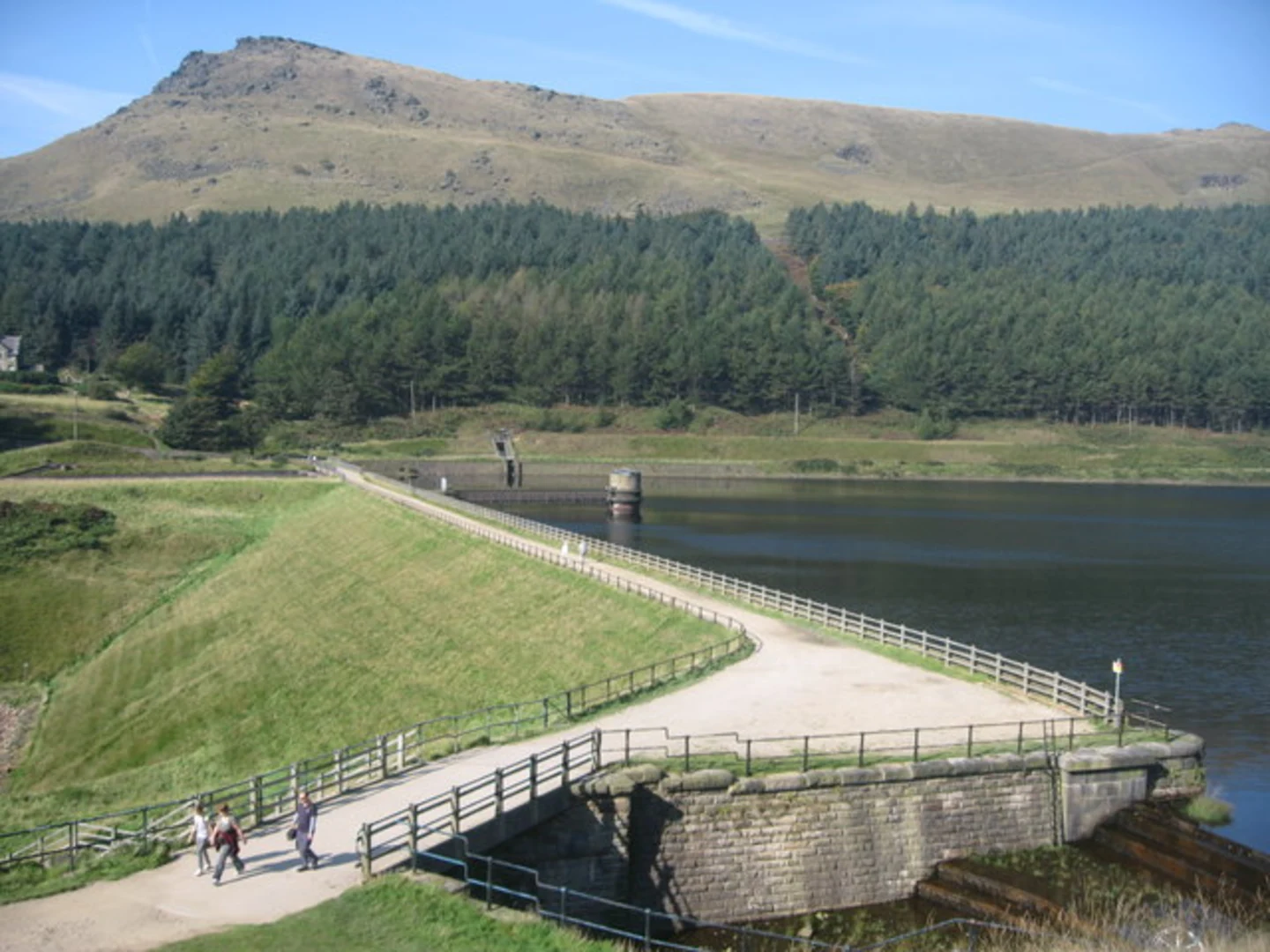 An image depicting the trail Dove Stone Reservoir and Yeoman Hey Reservoir Loop and its surrounding area.