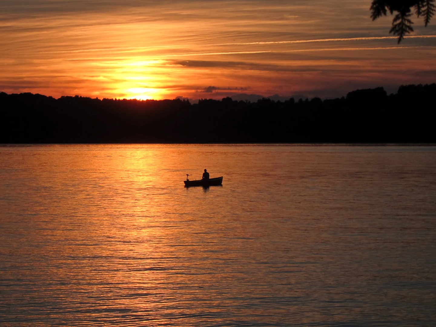 An image depicting the trail Münchner Jakobsweg and its surrounding area.