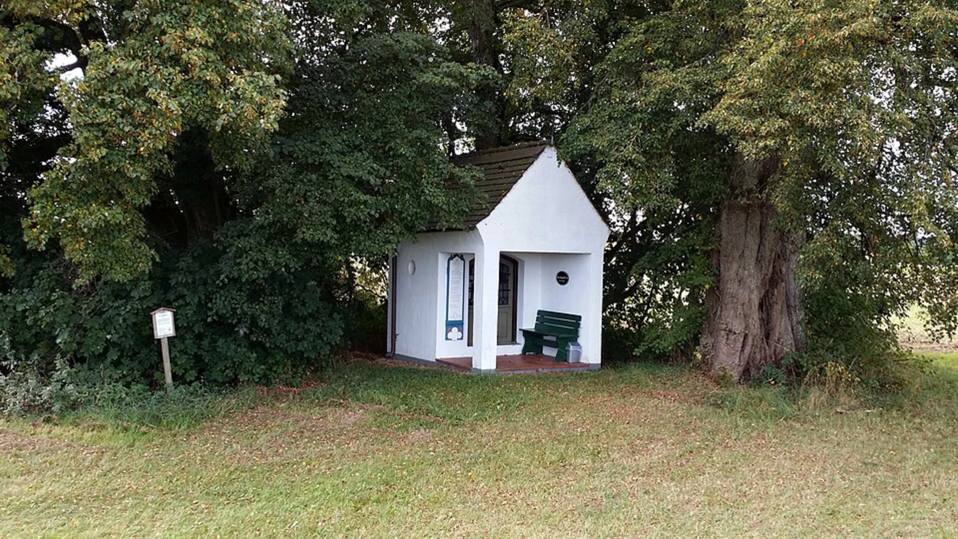 An image depicting the trail Karlshoehe and Dornhalde via Heslacher Blaustruempflerweg and its surrounding area.