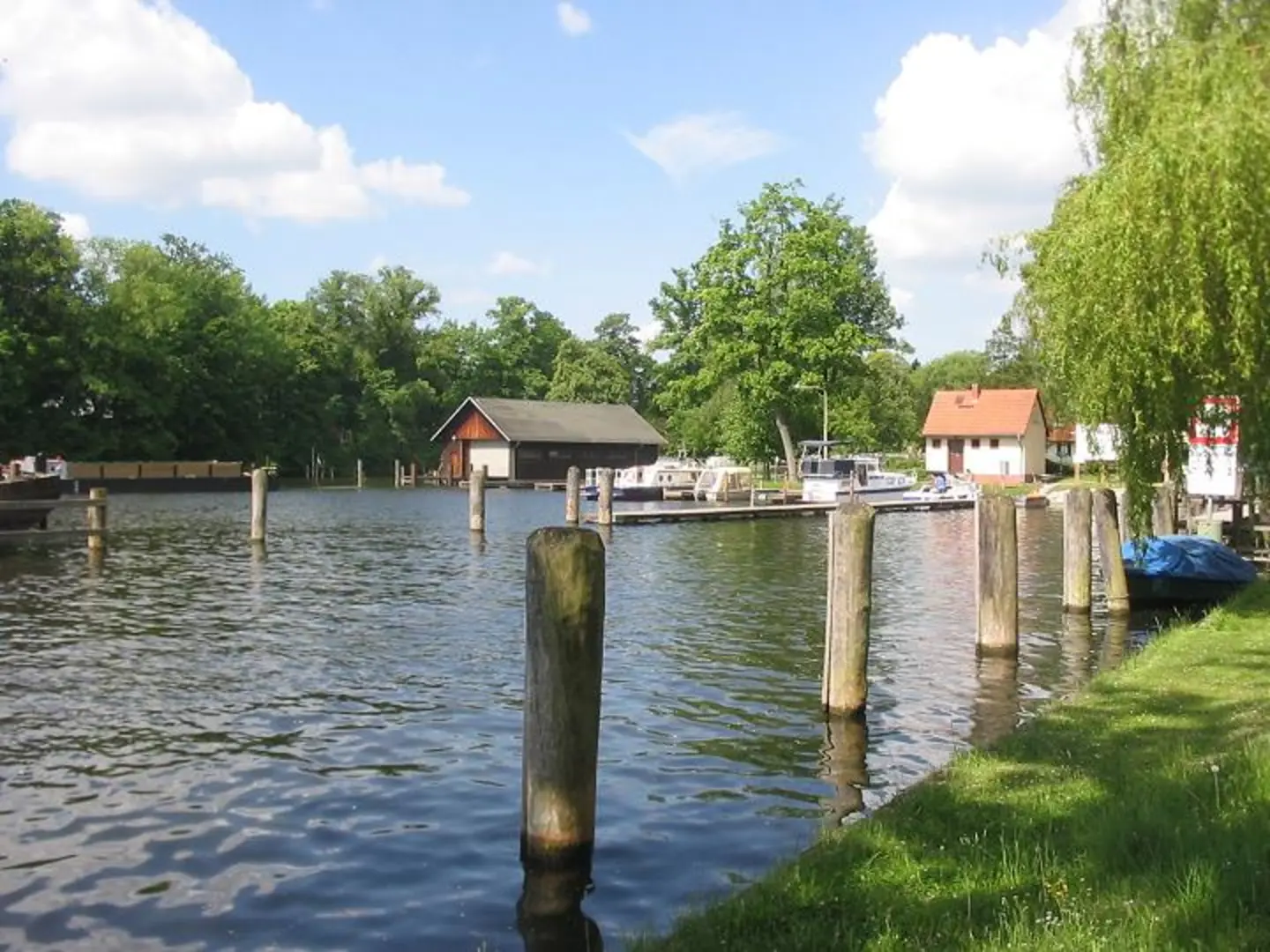 An image depicting the trail Zeesener See and Todnitzsee via Wanderweg and its surrounding area.