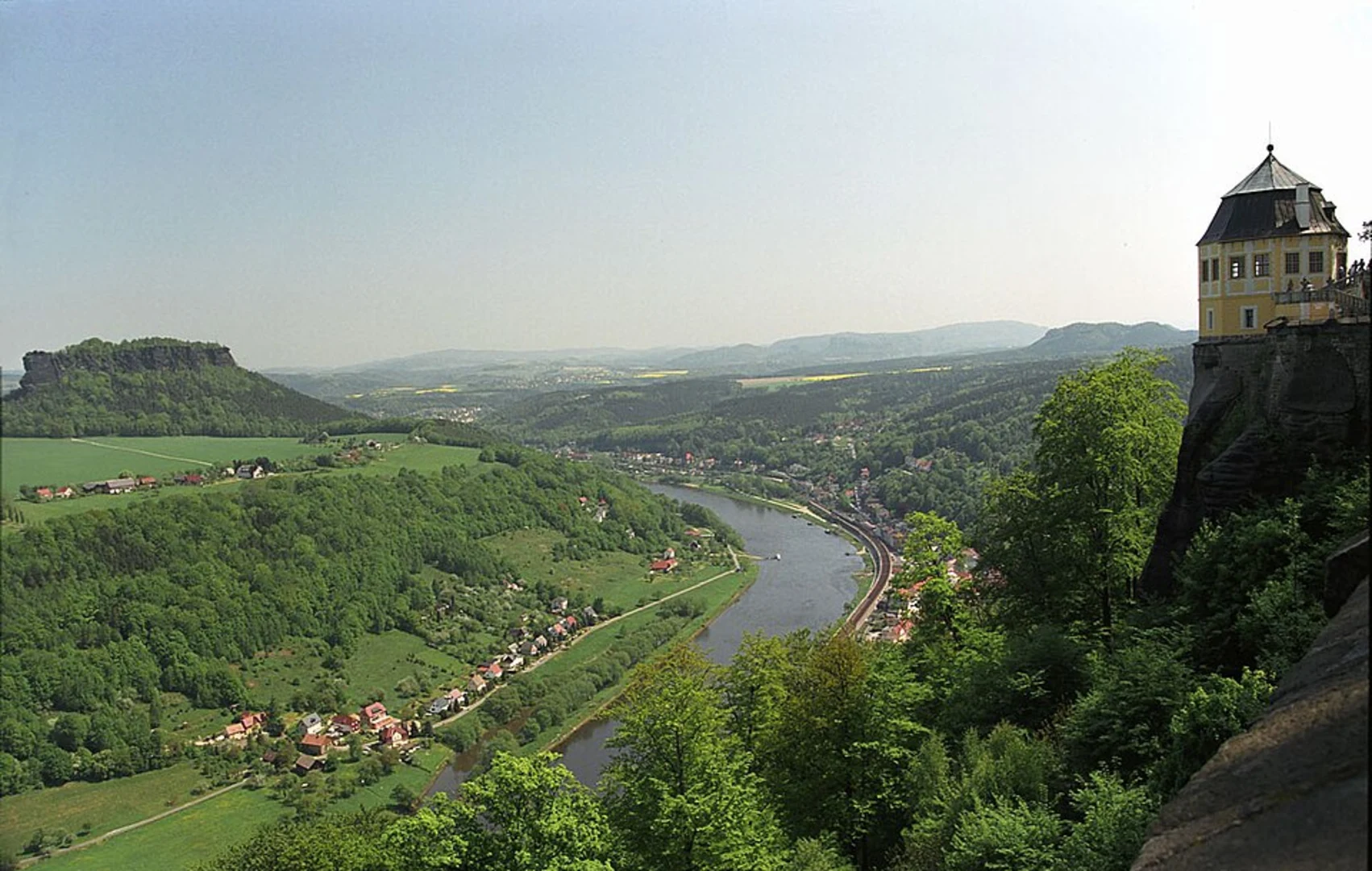 An image depicting the trail Koenigstein Fortress via Alte Festungsstraße and Malerweg and its surrounding area.