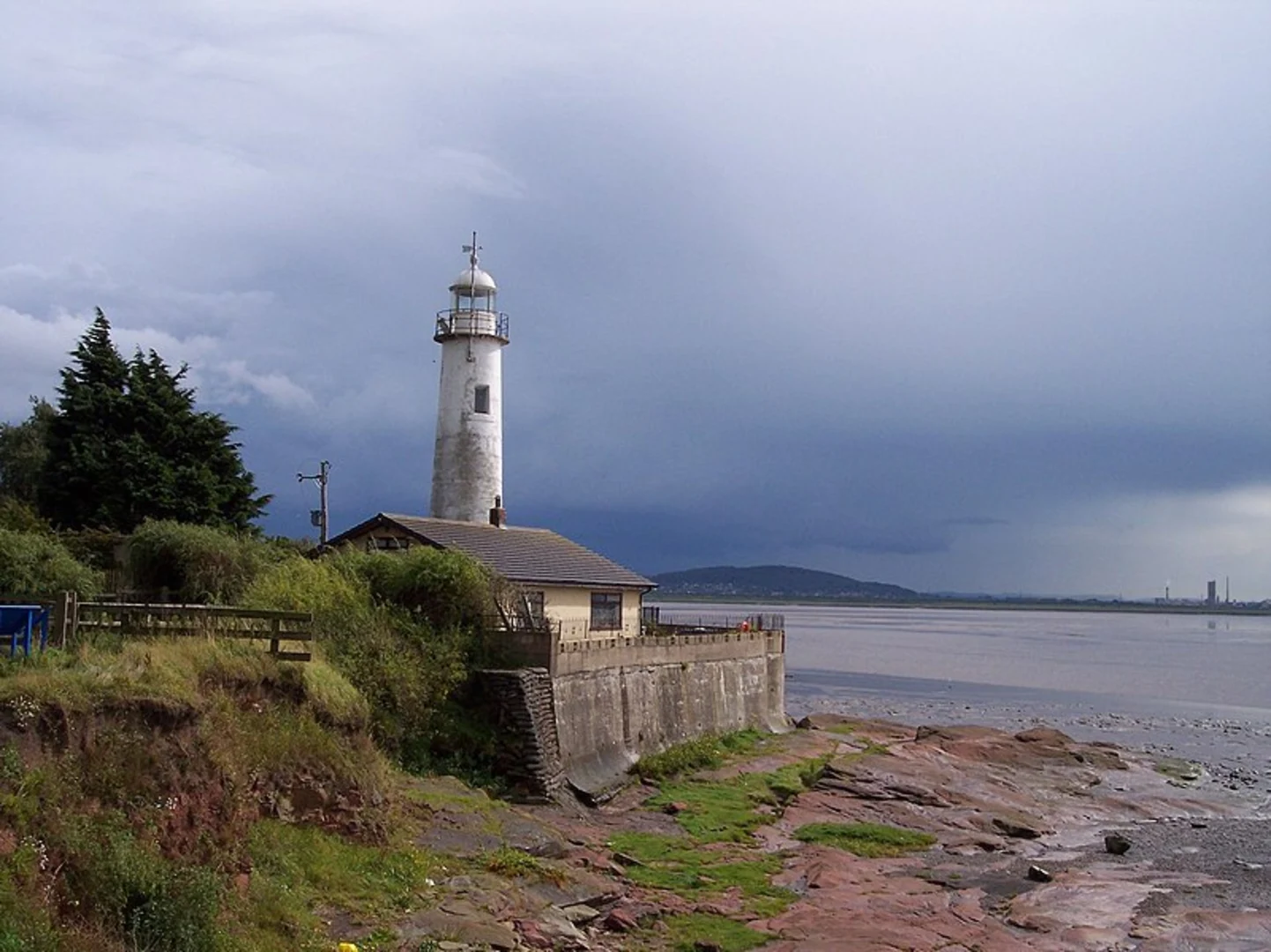 An image depicting the trail Hale Lighthouse Loop and its surrounding area.