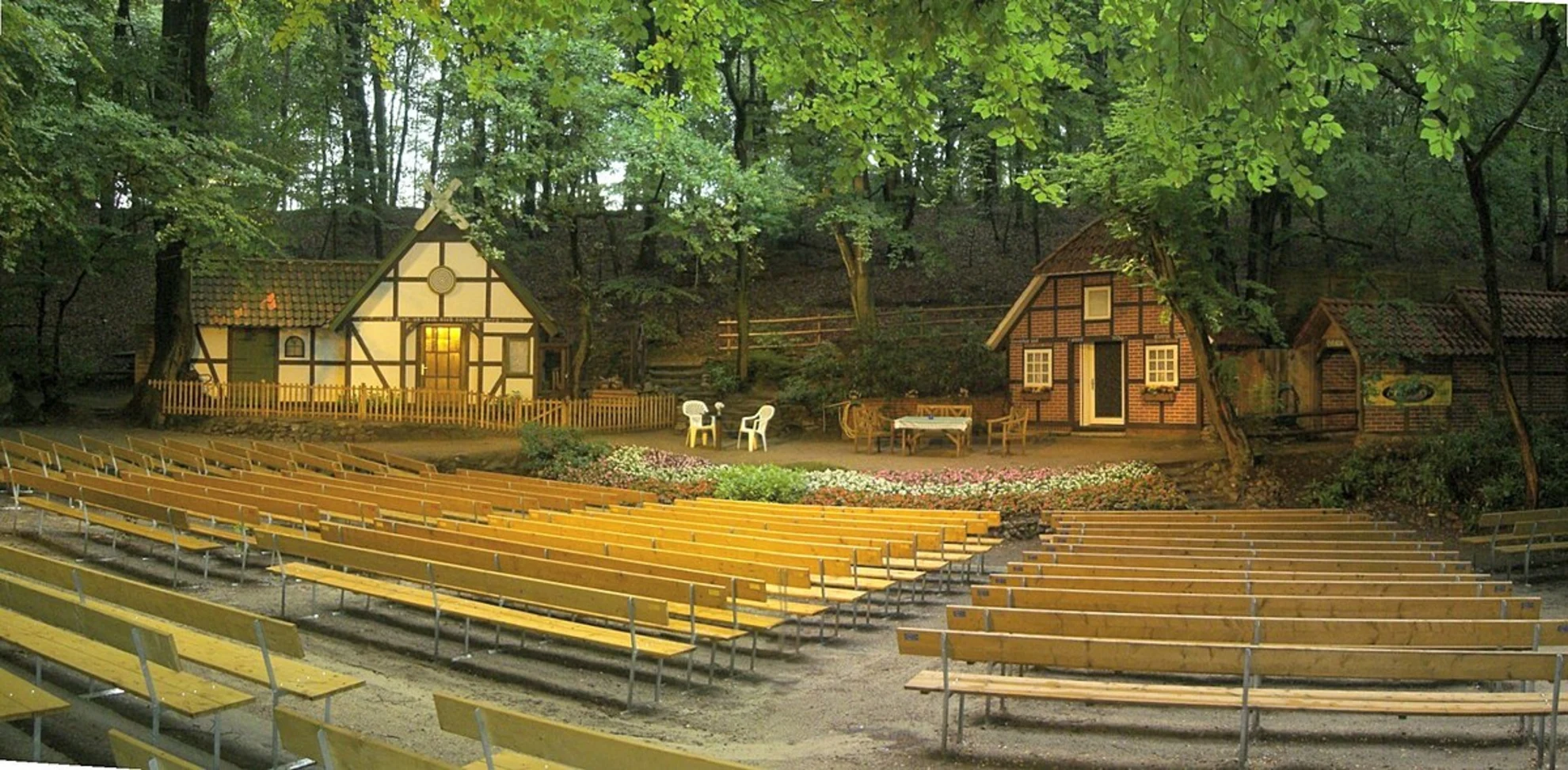 An image depicting the trail Rodelbahnweg and Deister Suentel Weg and its surrounding area.