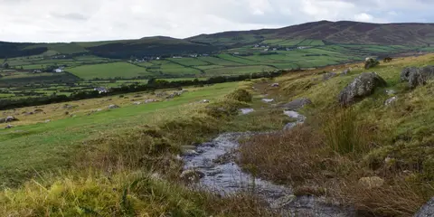 An image depicting the trail Bothar na Naomh and its surrounding area.
