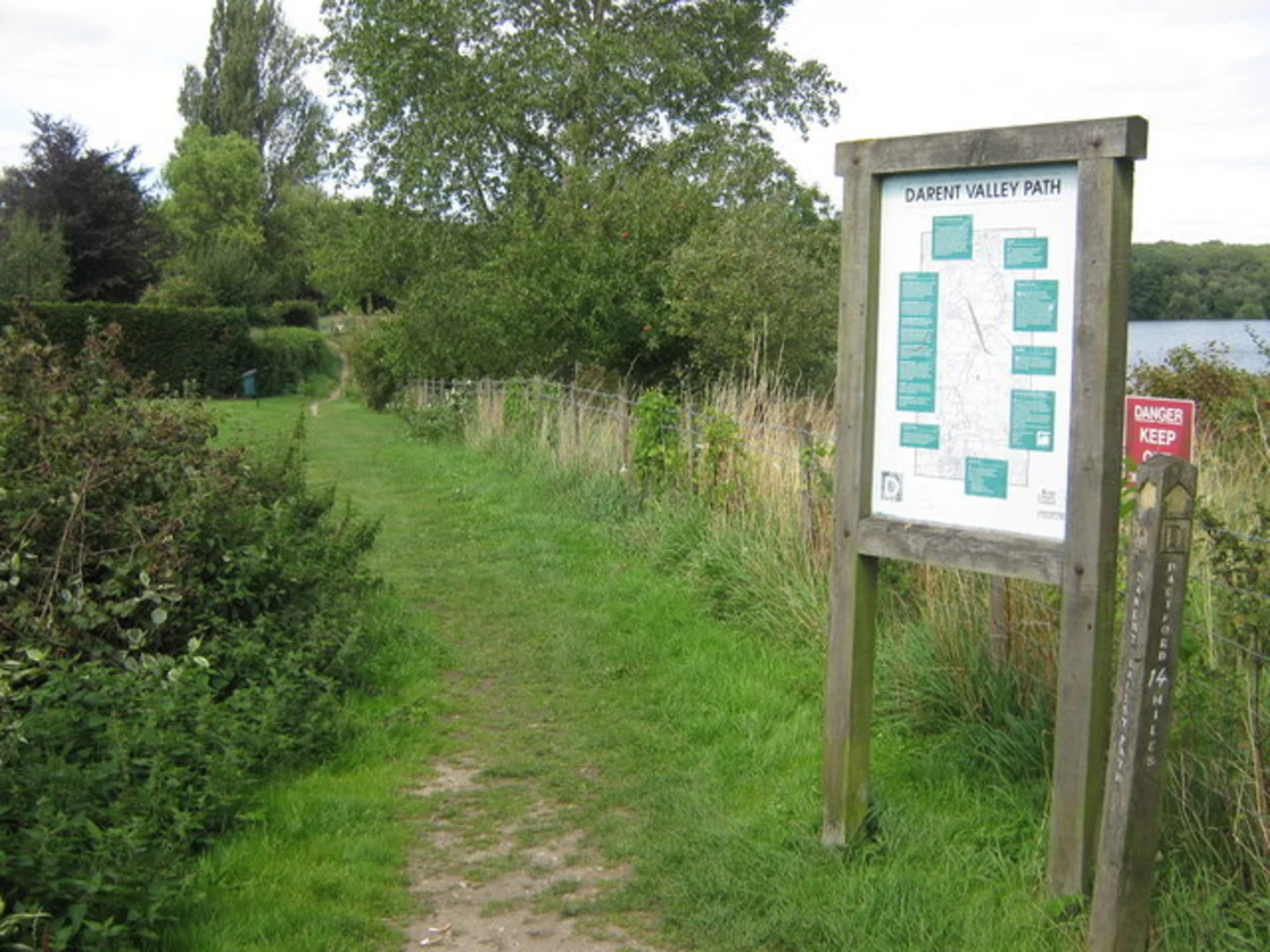 An image depicting the trail Chipstead Lake and its surrounding area.