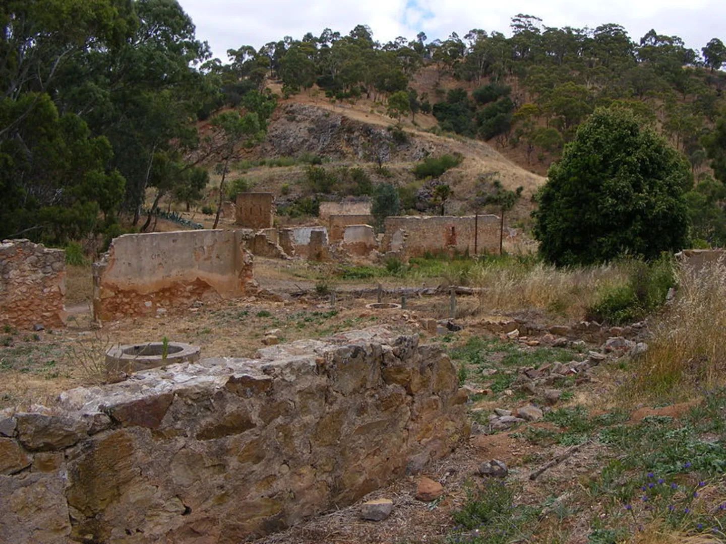 An image depicting the trail Quarry Views Walk and its surrounding area.