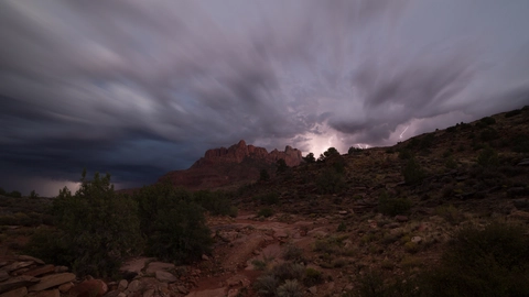 An image depicting the trail Chinle Trail and its surrounding area.