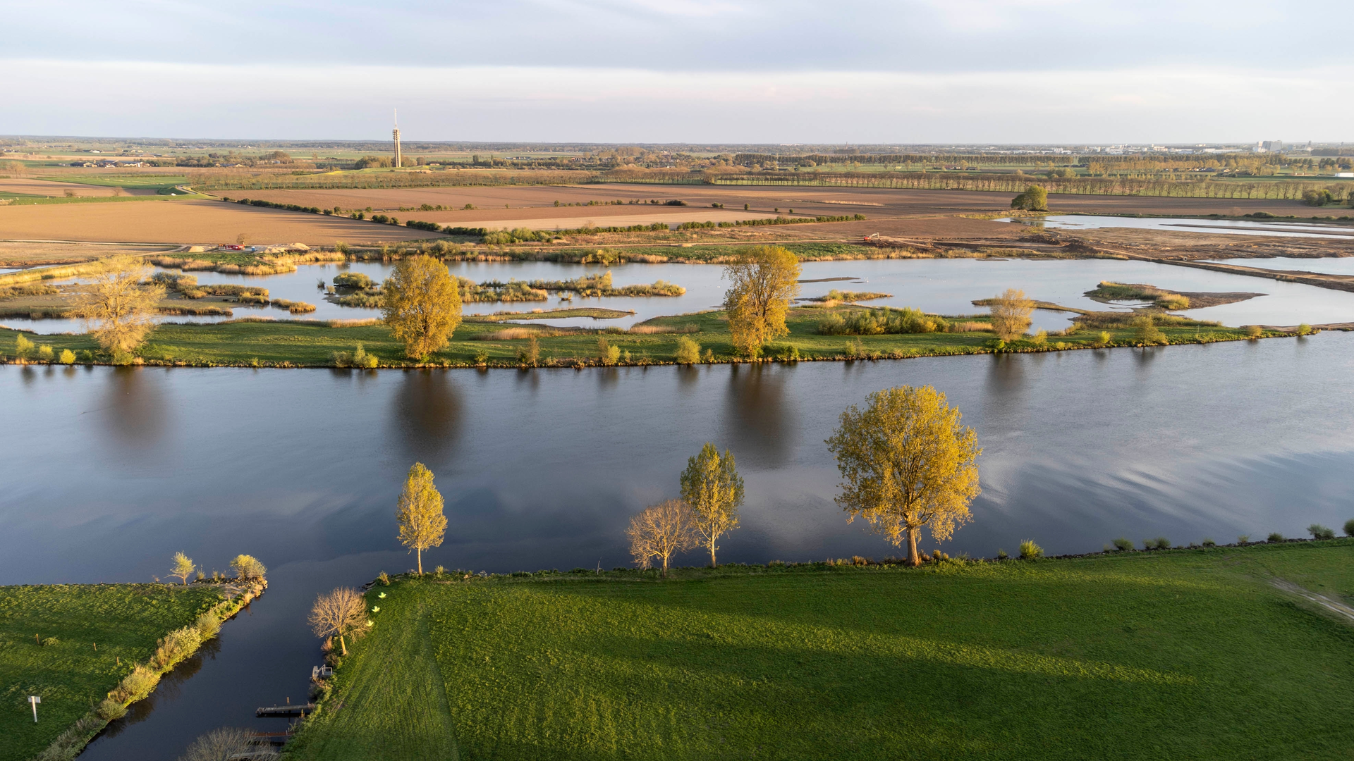 An image depicting the trail Westkanaalpad, Maasbandijk and Weurtse Grindgat and its surrounding area.