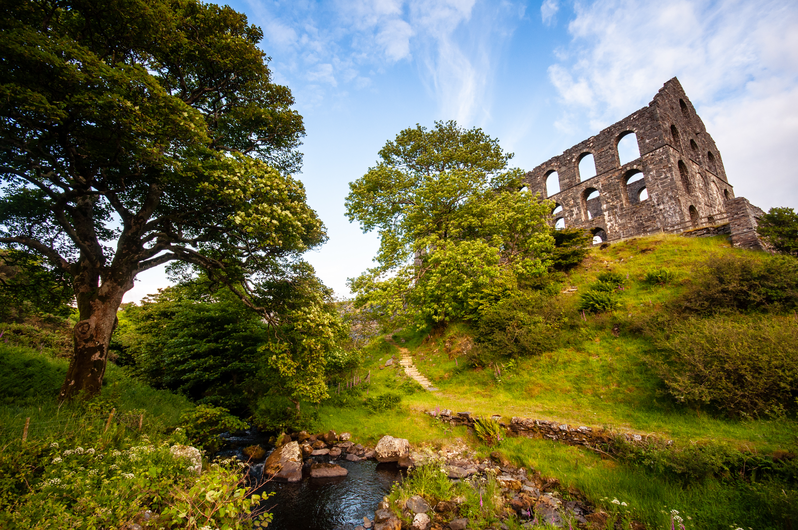 An image depicting the trail Llwybr Ceiriog Trail and its surrounding area.