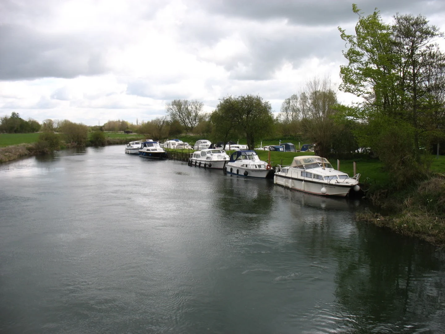 An image depicting the trail River Thames or Isis via Thames Path and its surrounding area.