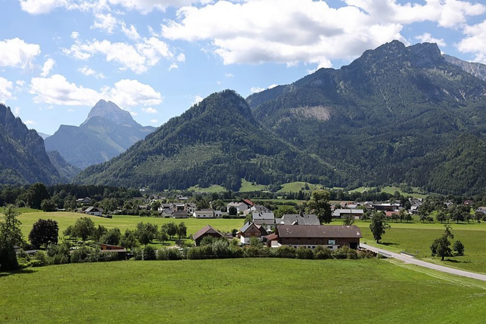 An image depicting the trail Landler Country Walk 6 and its surrounding area.