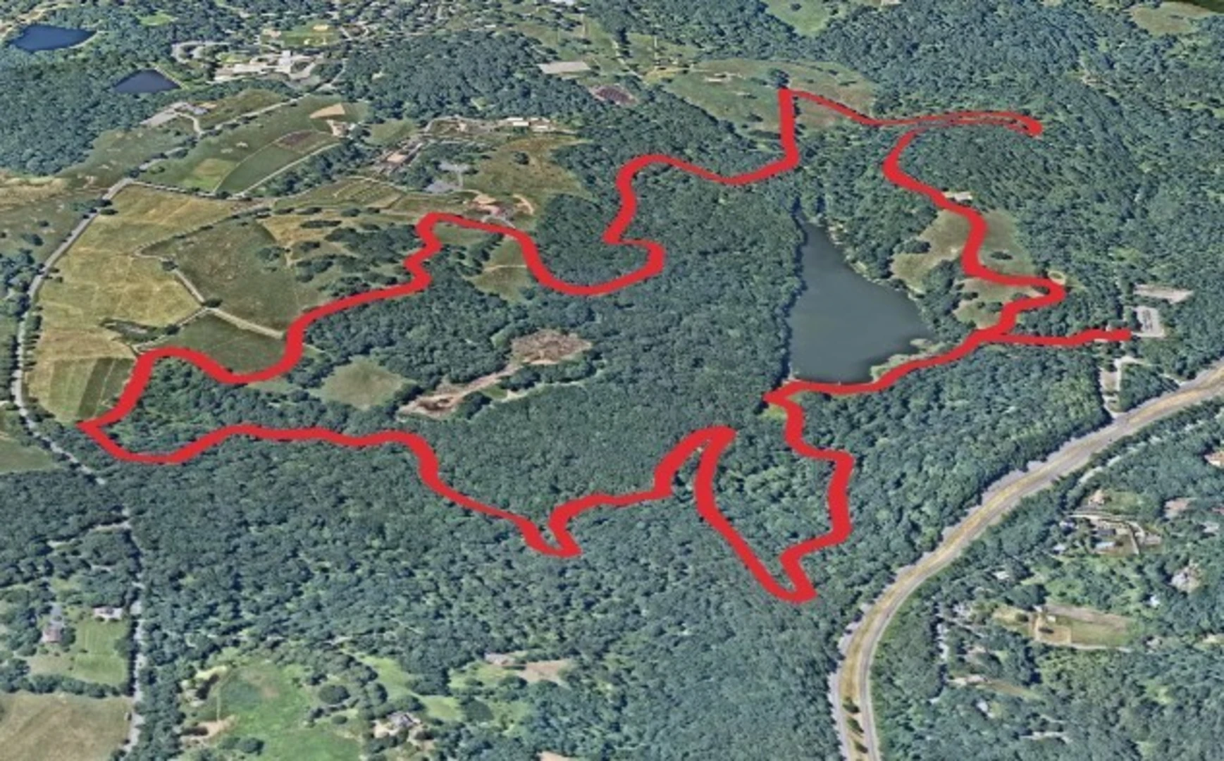 An image depicting the trail Rockefeller State Park Preserve Loop Trail and its surrounding area.