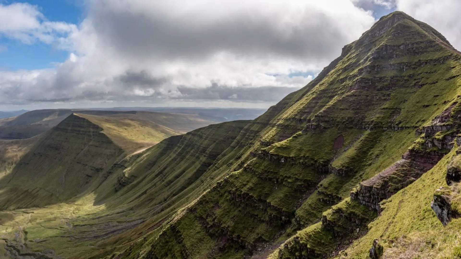 An image depicting the trail Beacons Way and its surrounding area.