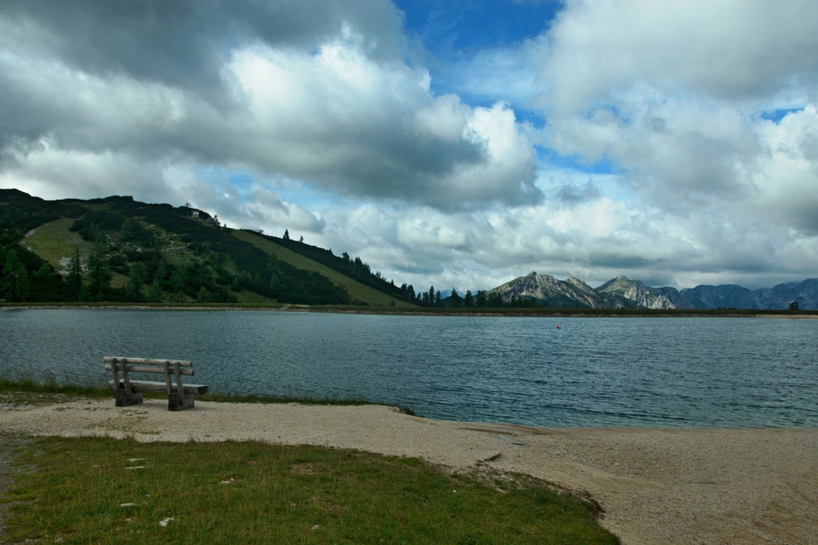 An image depicting the trail Hutterer Böden - Reservoir - Hutterer Höss and its surrounding area.