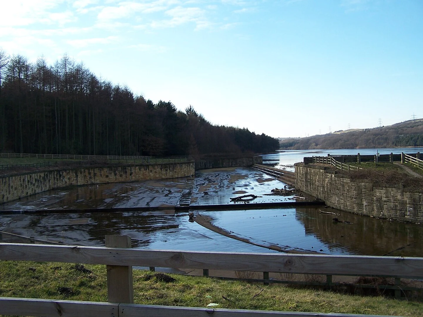 An image depicting the trail Underbank Reservoir Walk and its surrounding area.