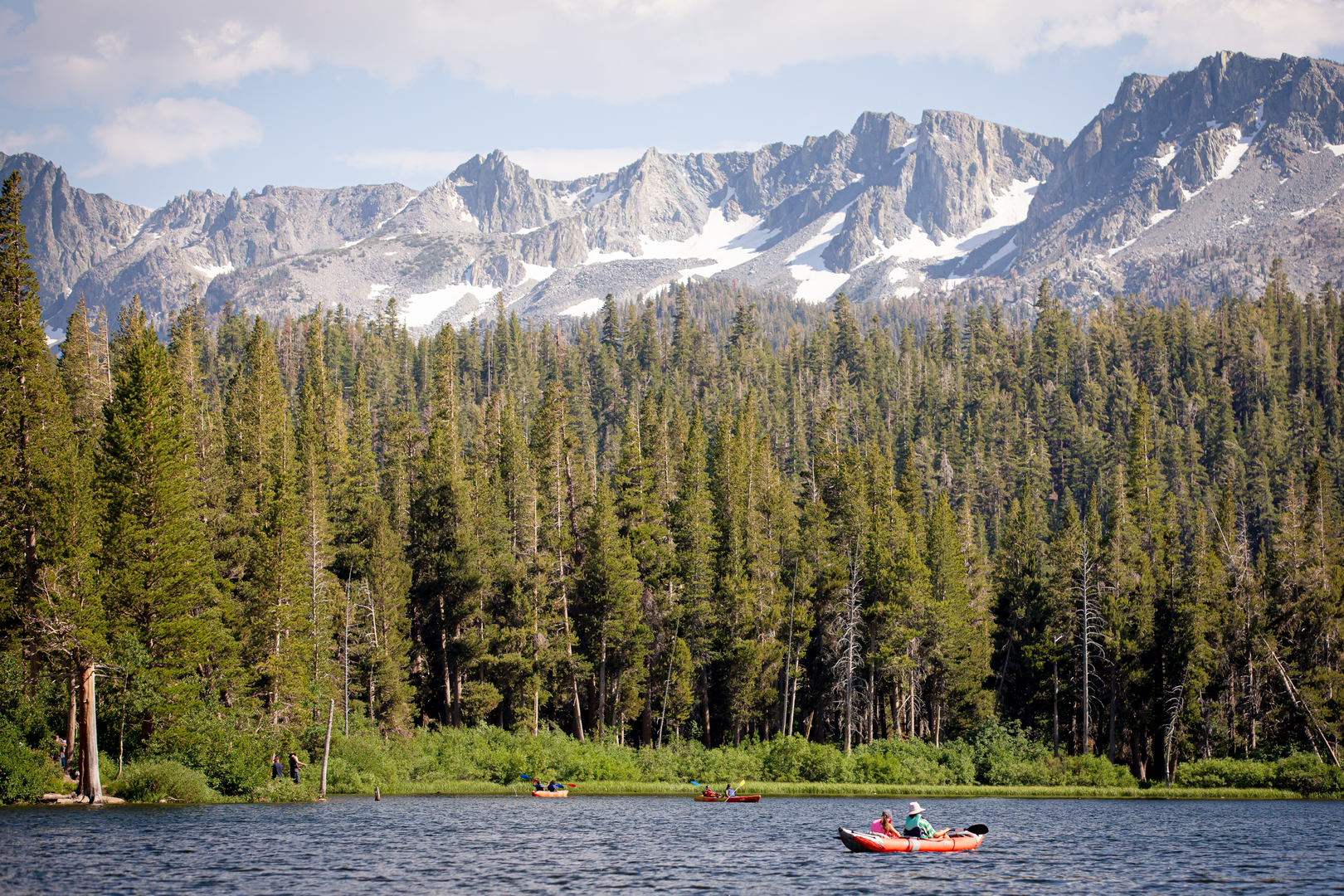 An image depicting the trail Mammoth Mountain from Twin Lakes and its surrounding area.