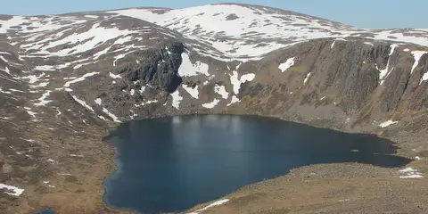 An image depicting the trail Ben Macdui via Loch Avon and Loch Etchacan and its surrounding area.