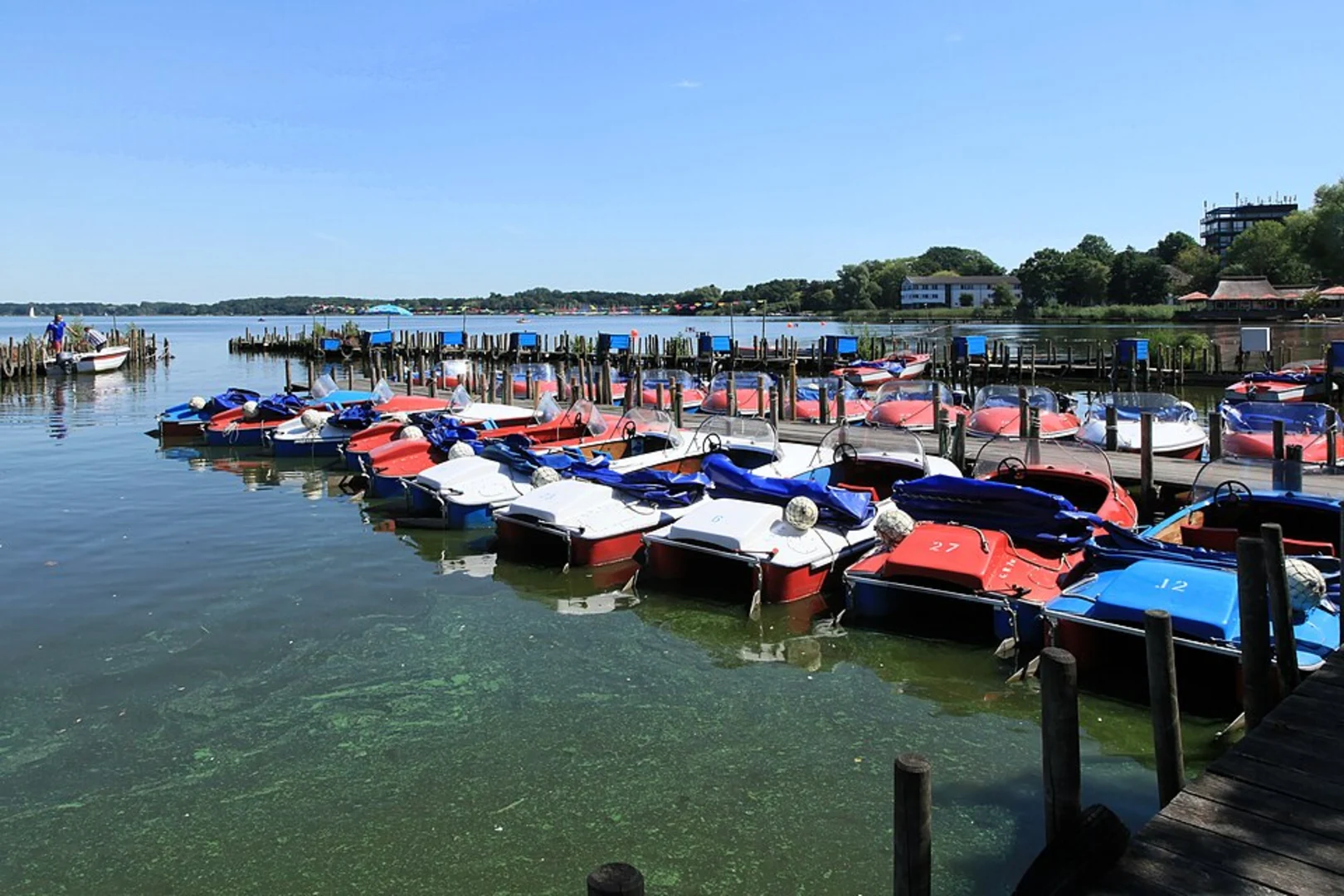 An image depicting the trail Zwischenahner Meer via Jadeweg and its surrounding area.