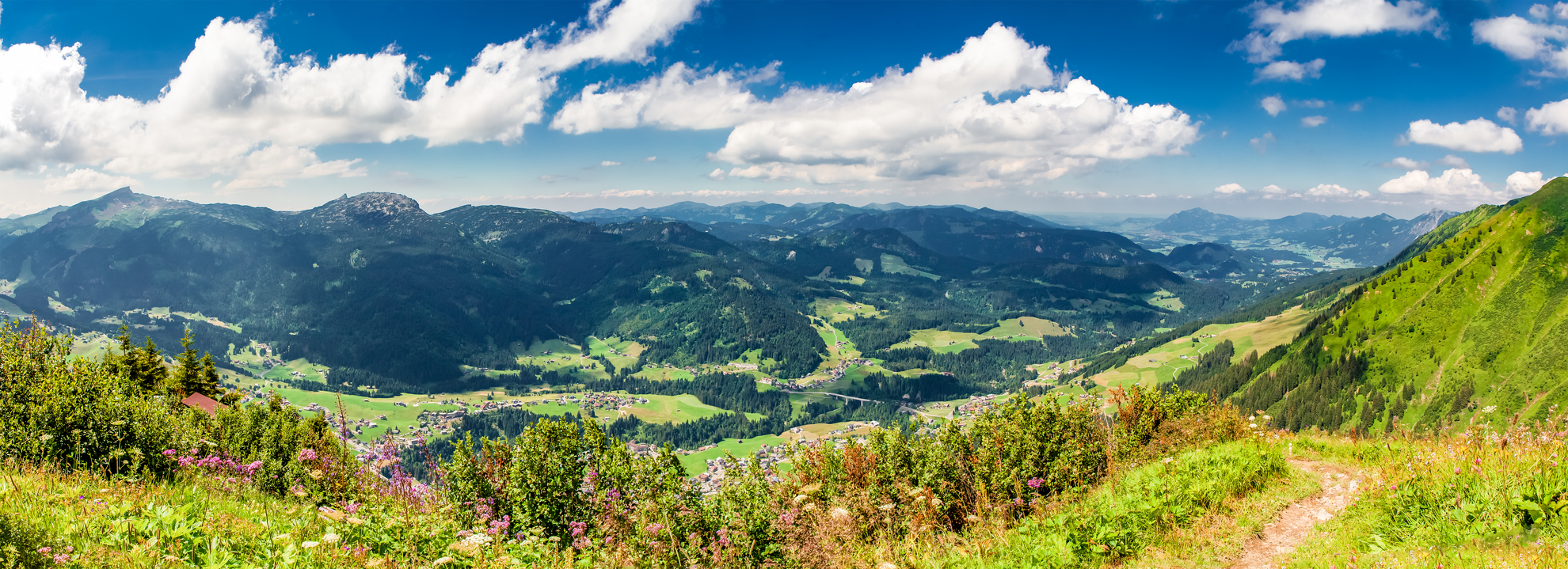 An image depicting the trail Oberallgäuer-Rundwanderweg and its surrounding area.