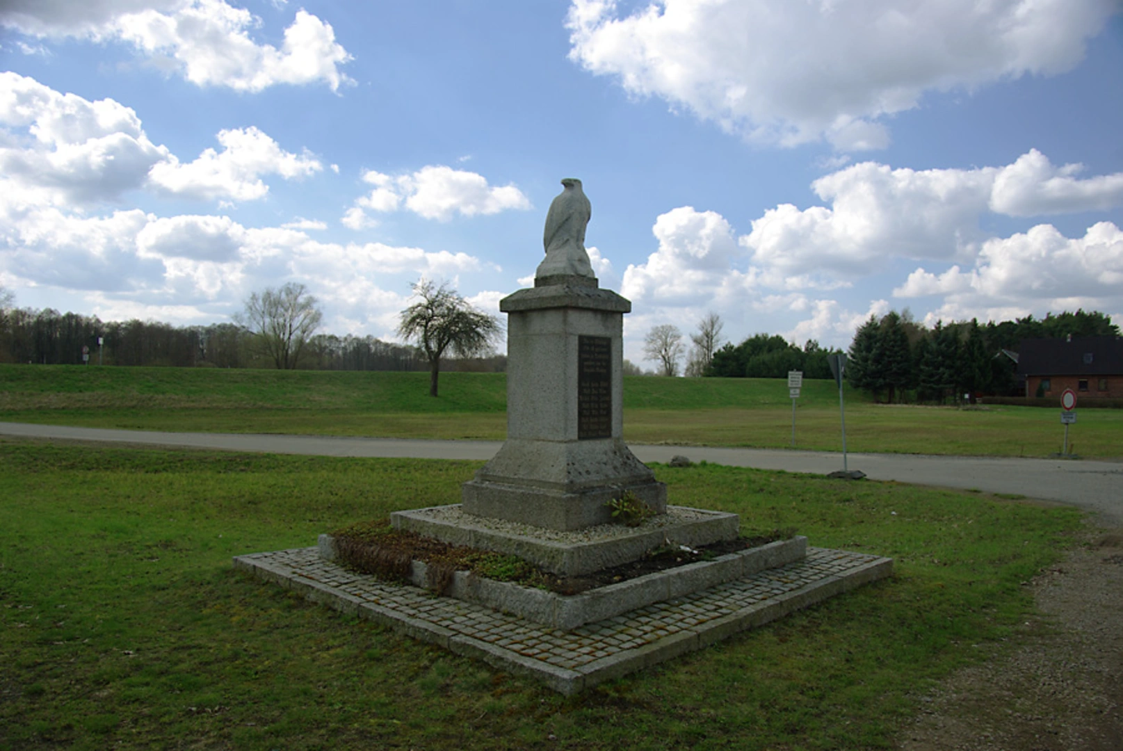An image depicting the trail Merklingen and Großer Wald Loop and its surrounding area.