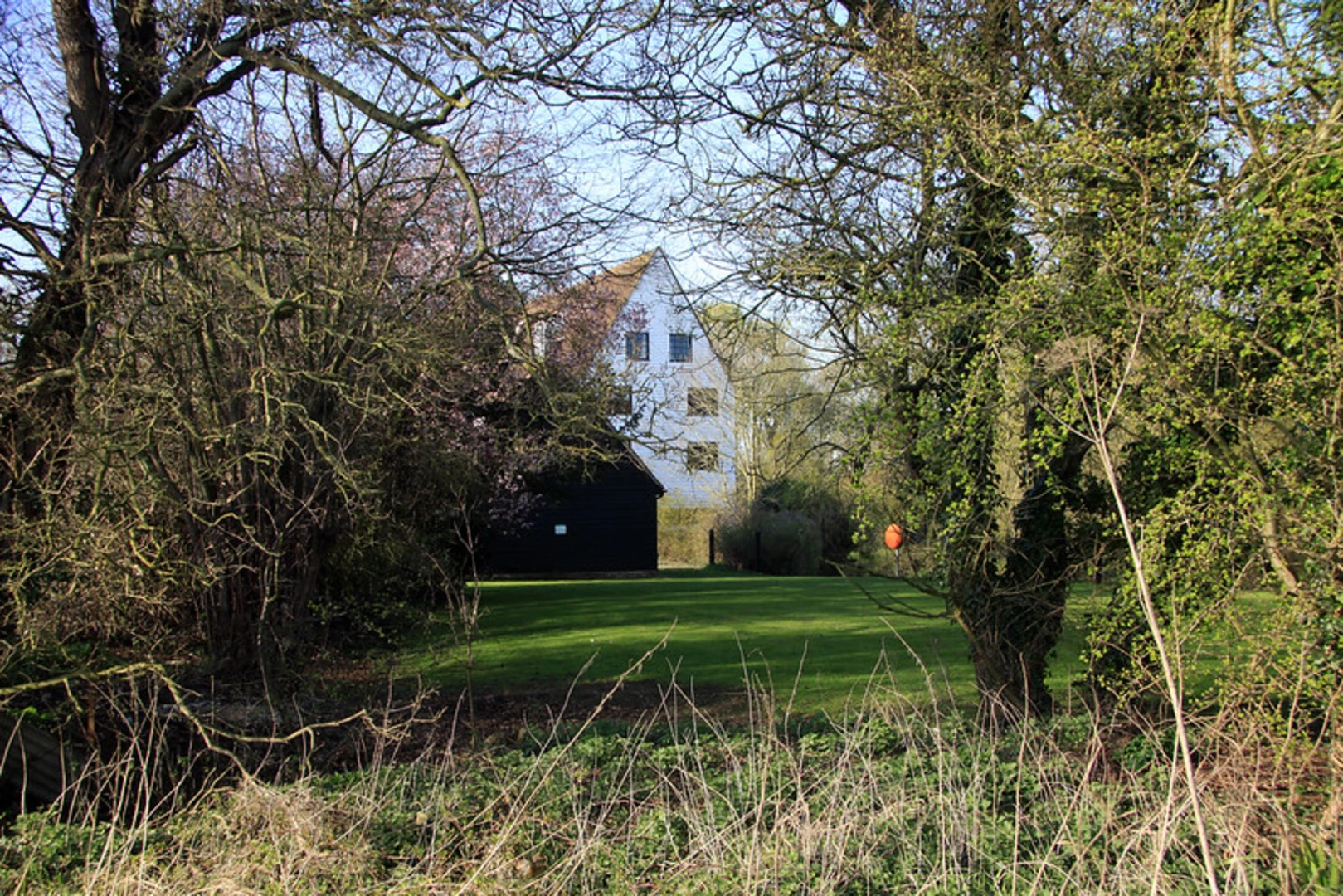 An image depicting the trail Newlands Grove and Croxton's Mill Loop and its surrounding area.