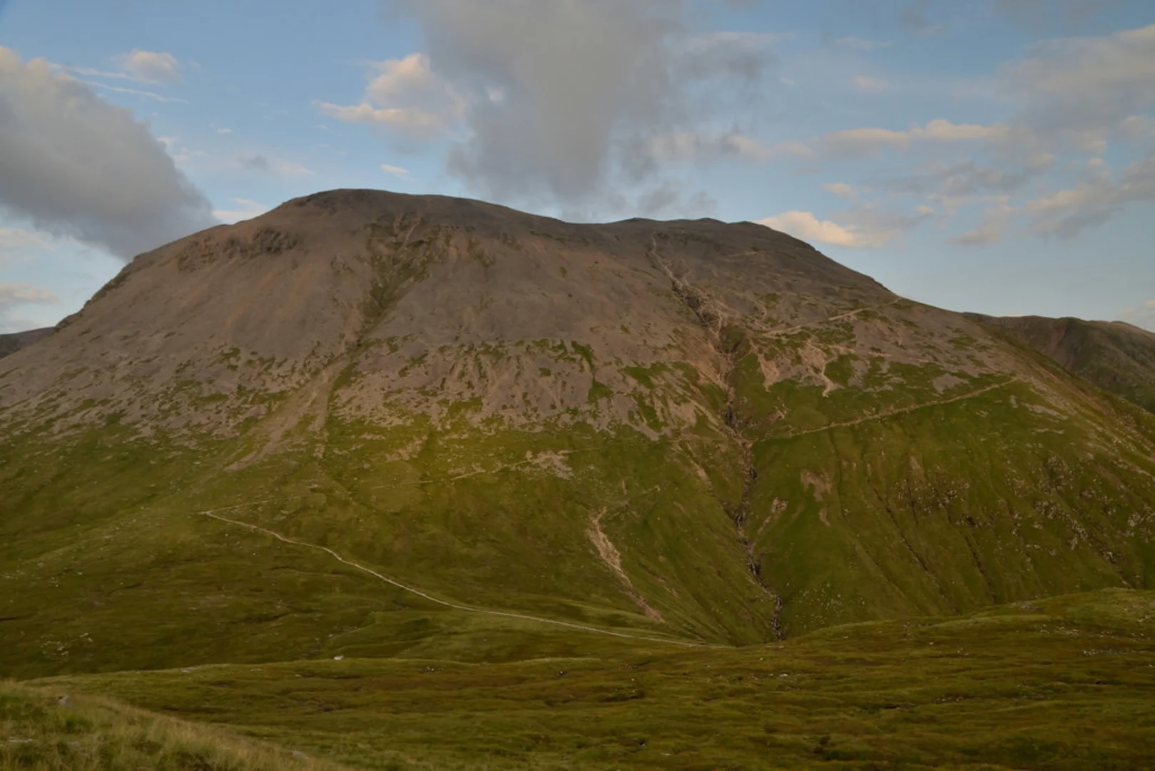 An image depicting the trail Carn Dearg Meadhonach and Caron Mor Dearg Arete and its surrounding area.