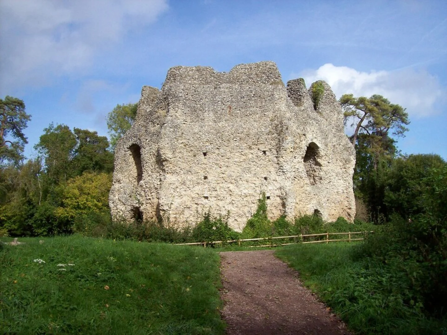 An image depicting the trail Odiham Castle and Canal Walk and its surrounding area.