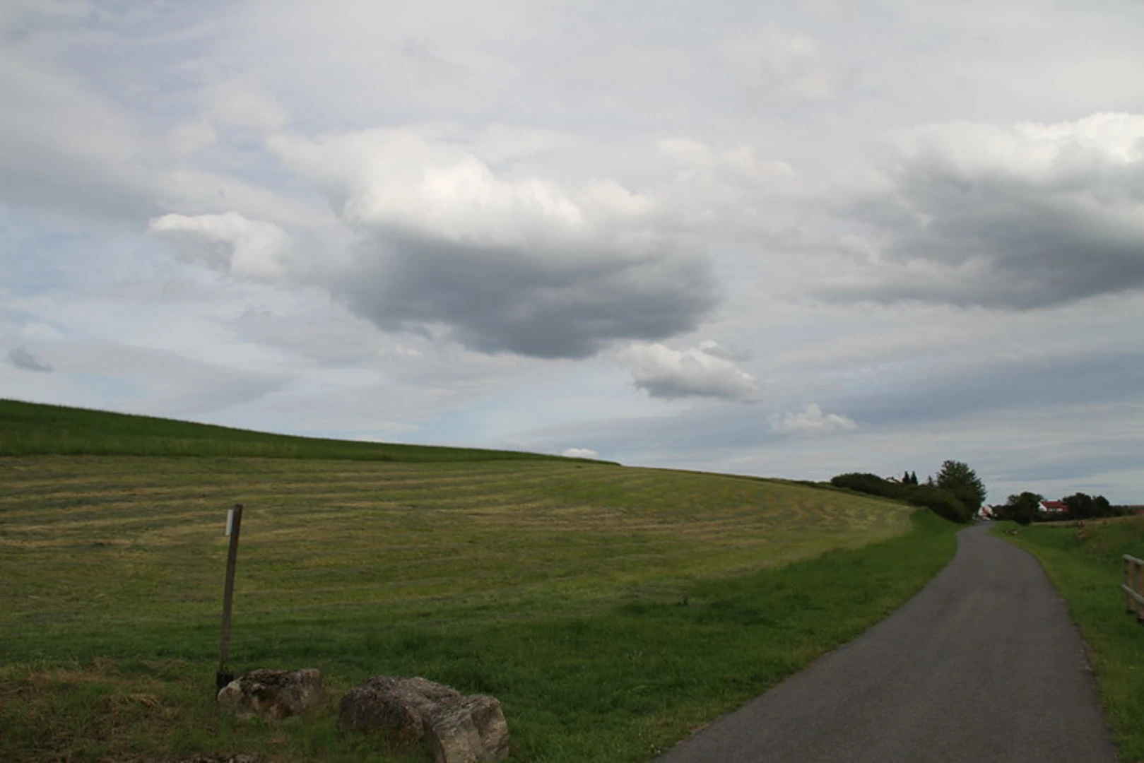 An image depicting the trail Nellingen to Geislingen via Verbindungsweg and its surrounding area.