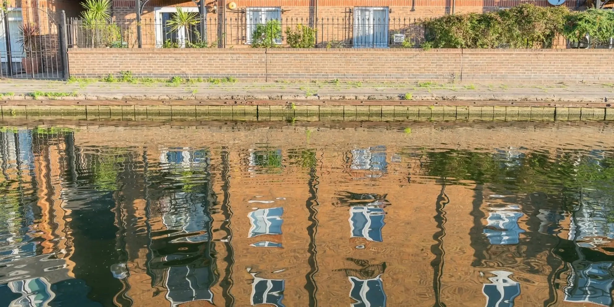 An image depicting the trail Hertford Union Canal Walk and its surrounding area.