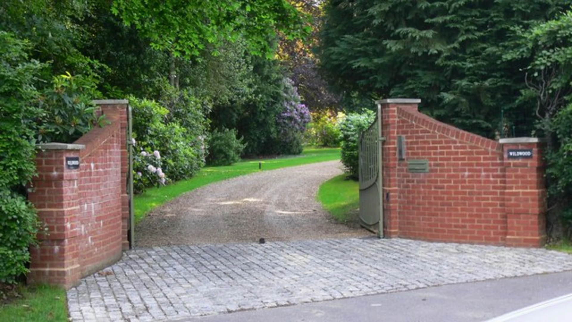 An image depicting the trail Clandon Park and Clandon Wood Natural Burial Ground and its surrounding area.